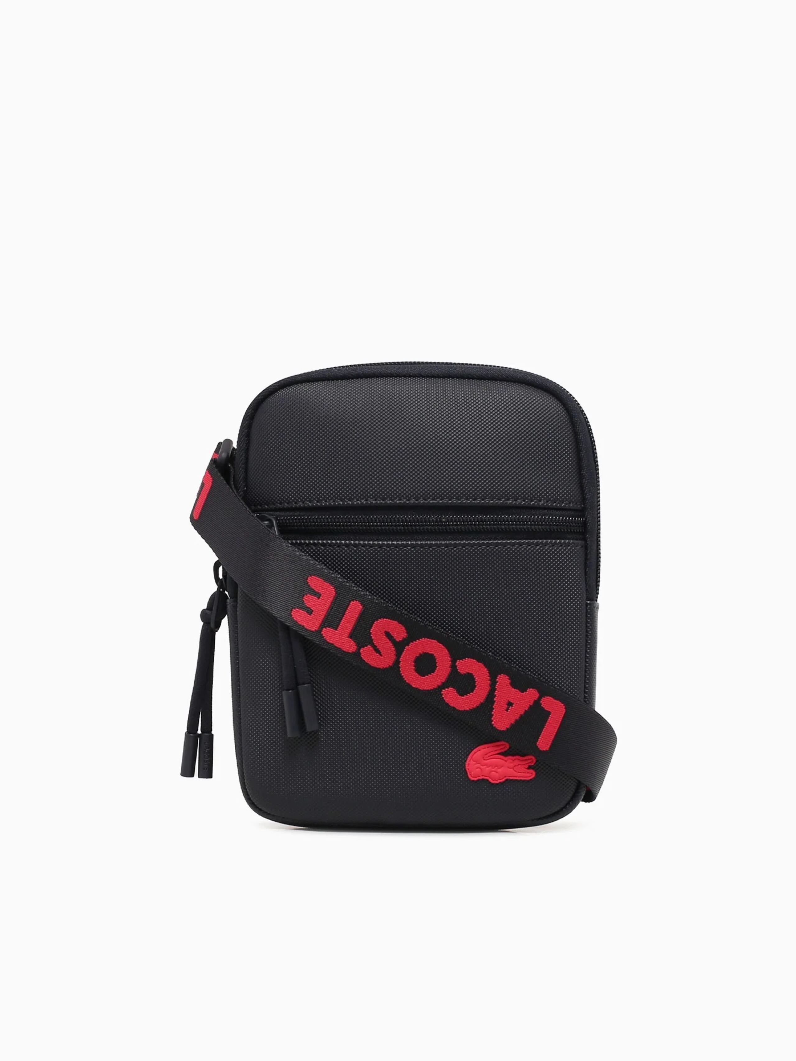 Accesorio práctico: En Novus y novusshoes.com encontrarás este bolso cruzado de Lacoste, ideal para viajar o irse de paseo, y que papá pueda llevar todo lo que necesita, desde la billetera hasta el teléfono celular. Este es solo uno de los tantos modelos disponibles; busca el que más se ajuste al gusto de quien recibirá el obsequio.