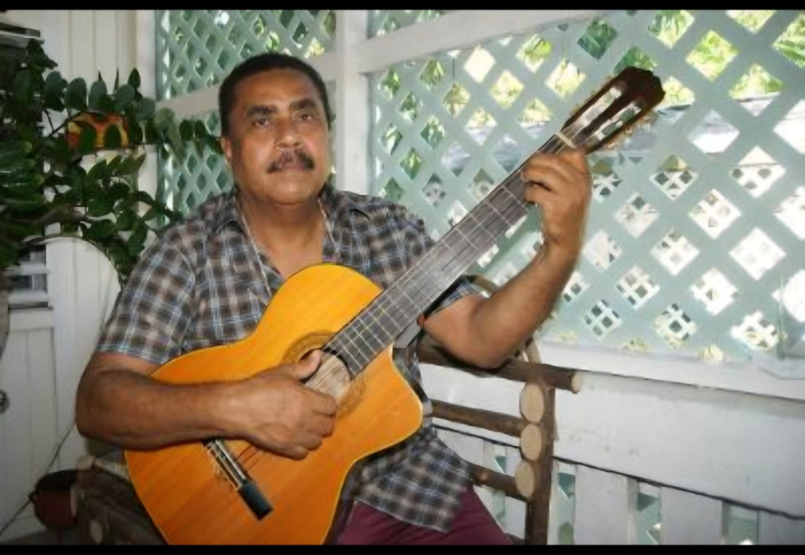 Colón comenzó su carrera musical a temprana edad y en 2018 participó en el concurso "Voces Expertas" de Telemundo.
