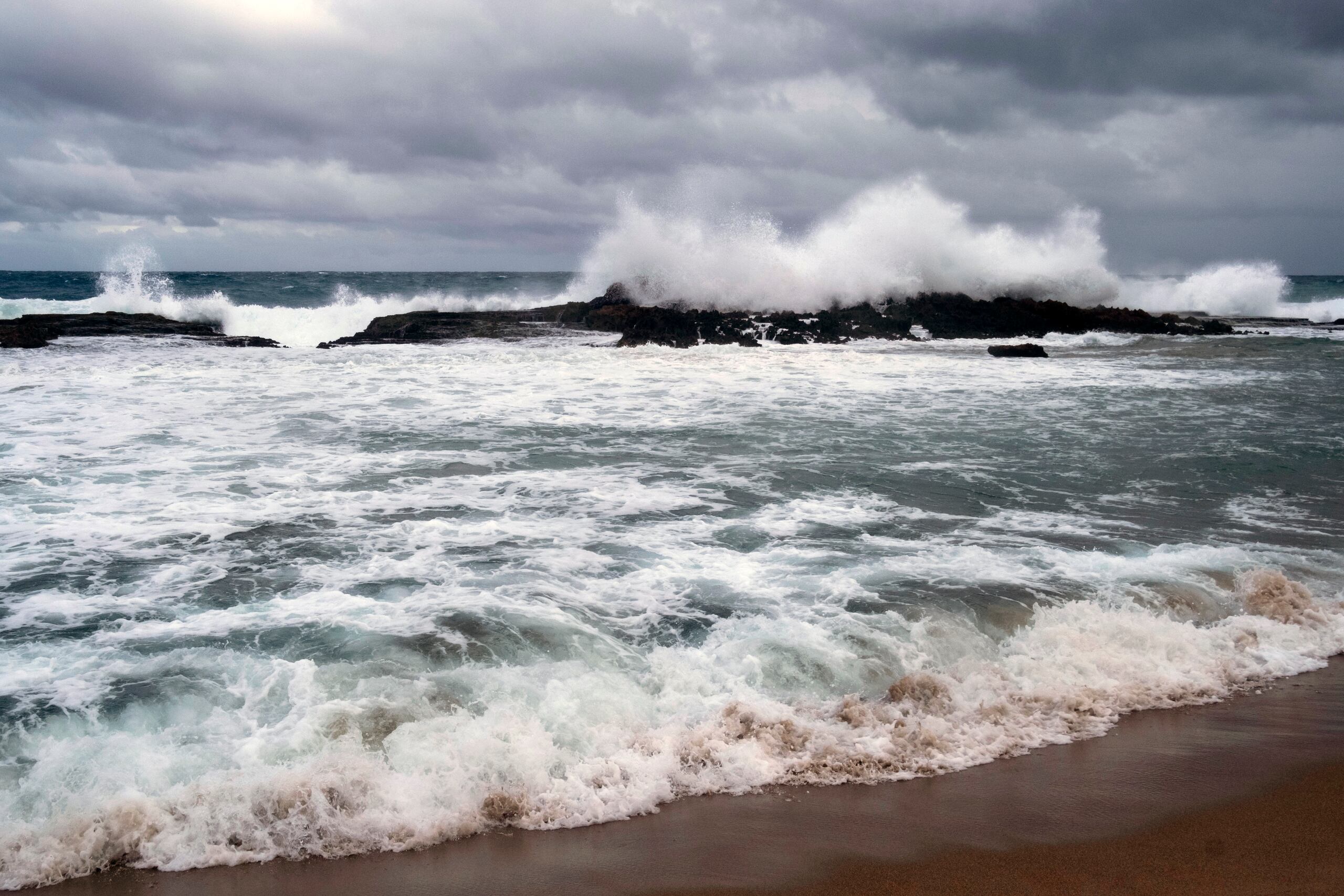 El oleaje estará peligroso, con alto riesgo de corrientes marinas, advertencia de resacas, inundaciones costeras y advertencia para operadores de embarcaciones pequeñas.