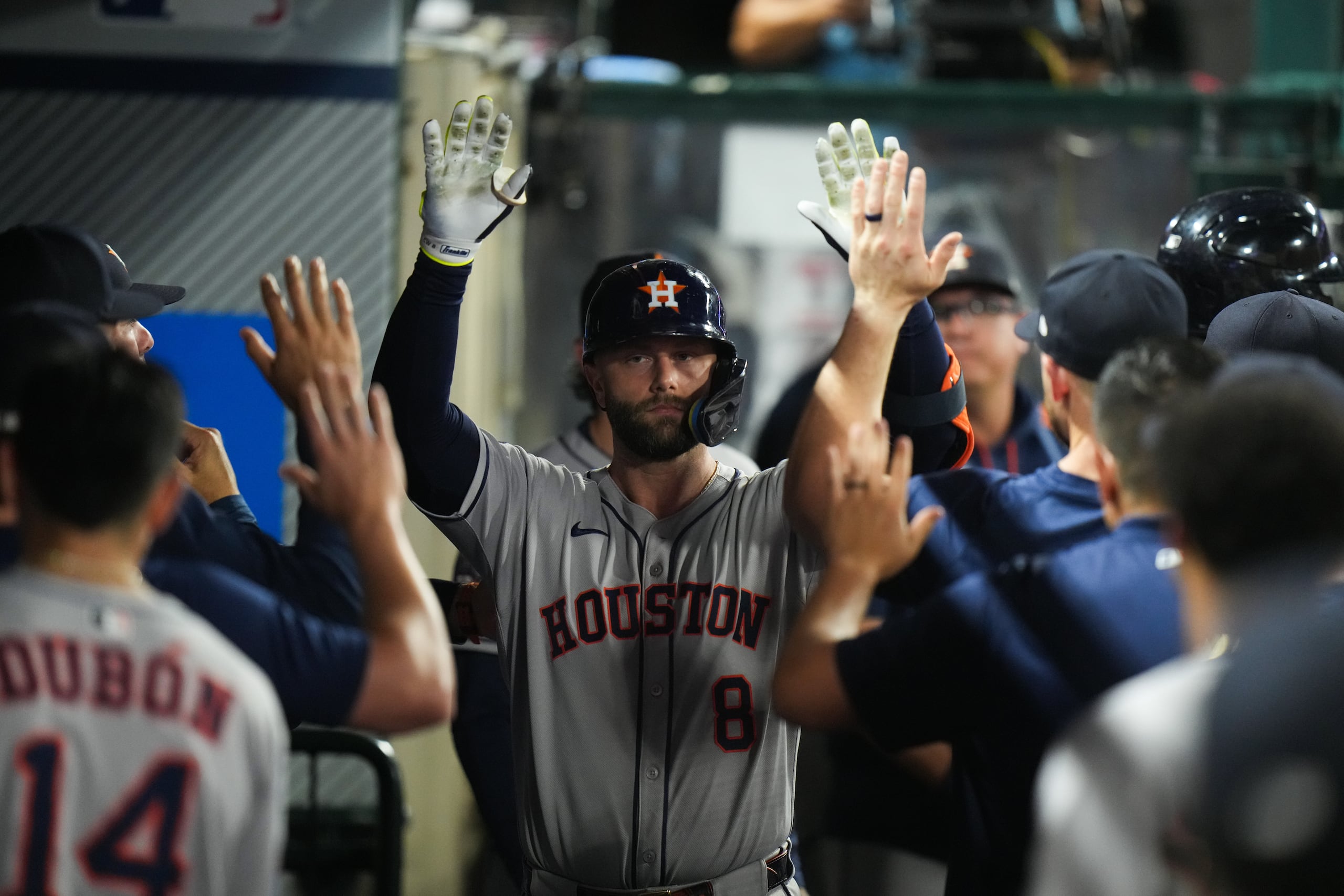 Christian Walker (8), de los Astros de Houston, celebra su jonrón con sus compañeros de equipo.