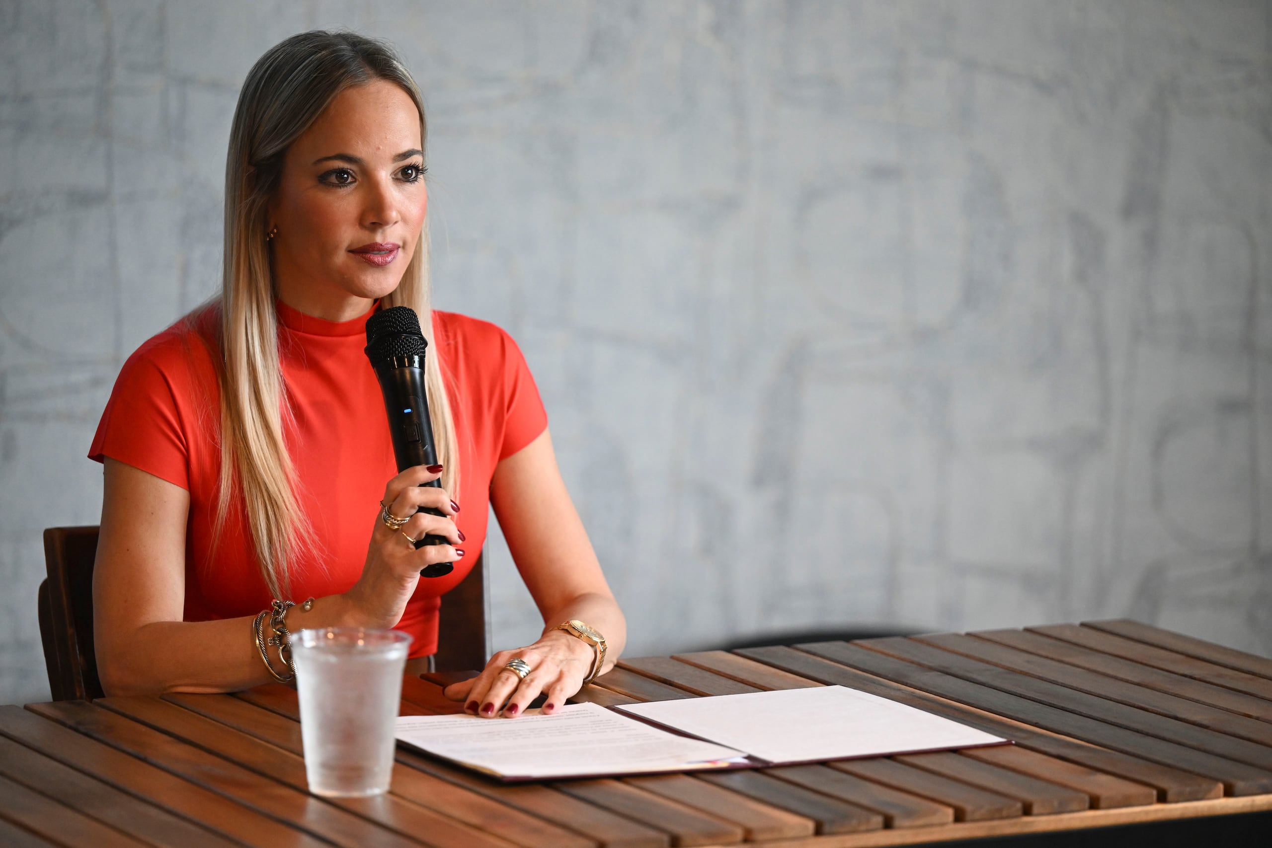 La senadora mencionó que su decisión "ya no admite retraso".