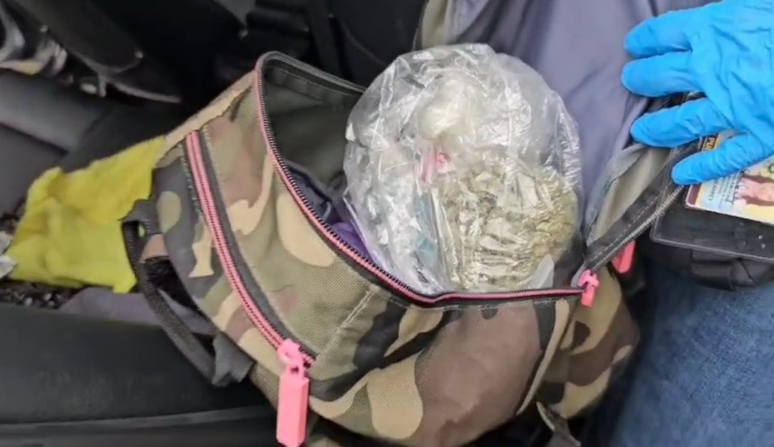 Los agentes ocuparon marihuana, municiones, parafernalia y dinero en efectivo.