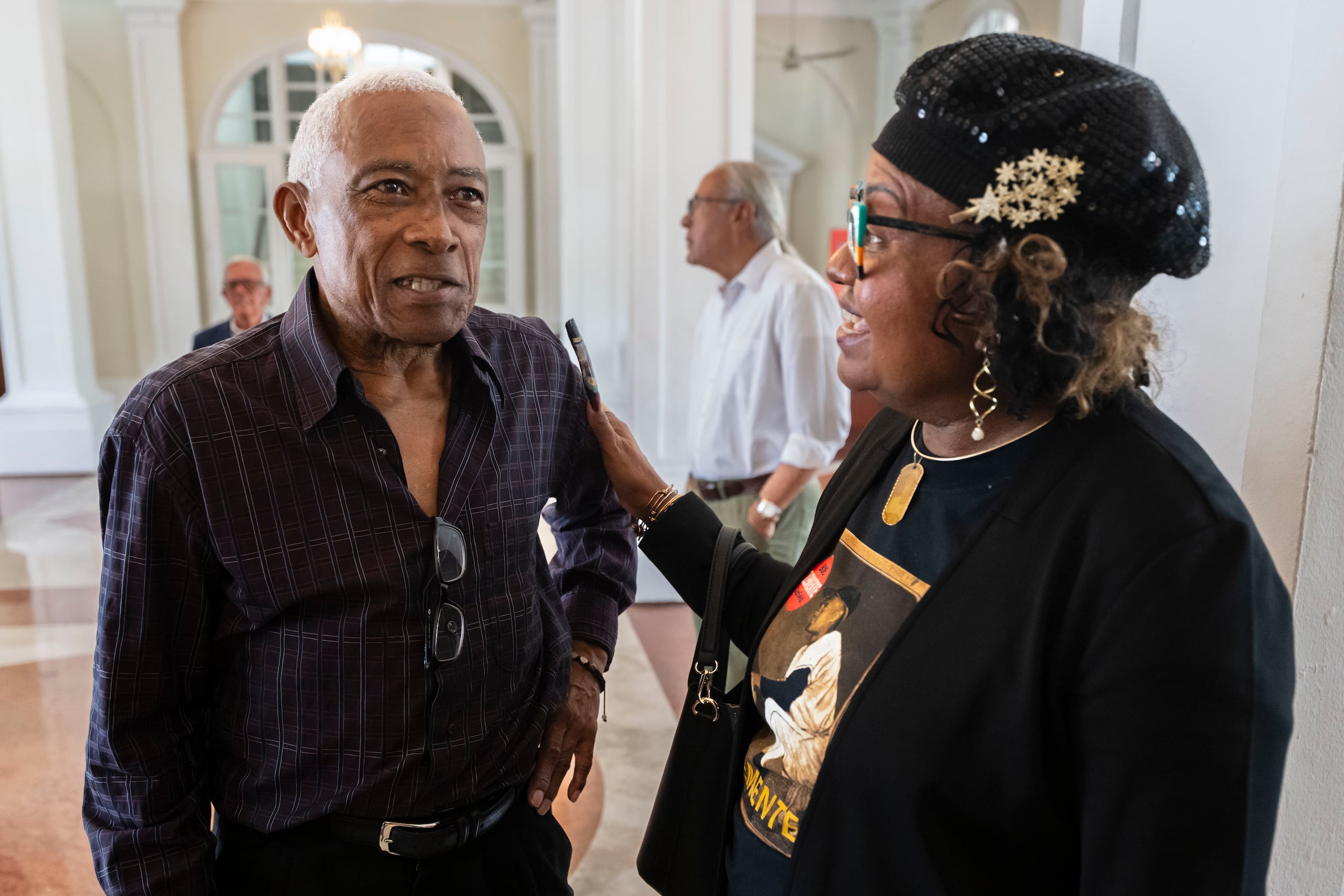 Santos Alomar y Judith Clemente, sobrina de Roberto Clemente, durante el velatorio del expresidente de la Federación de Béisbol y del Comité Olímpico de Puerto Rico (COPUR), Osvaldo Gil.