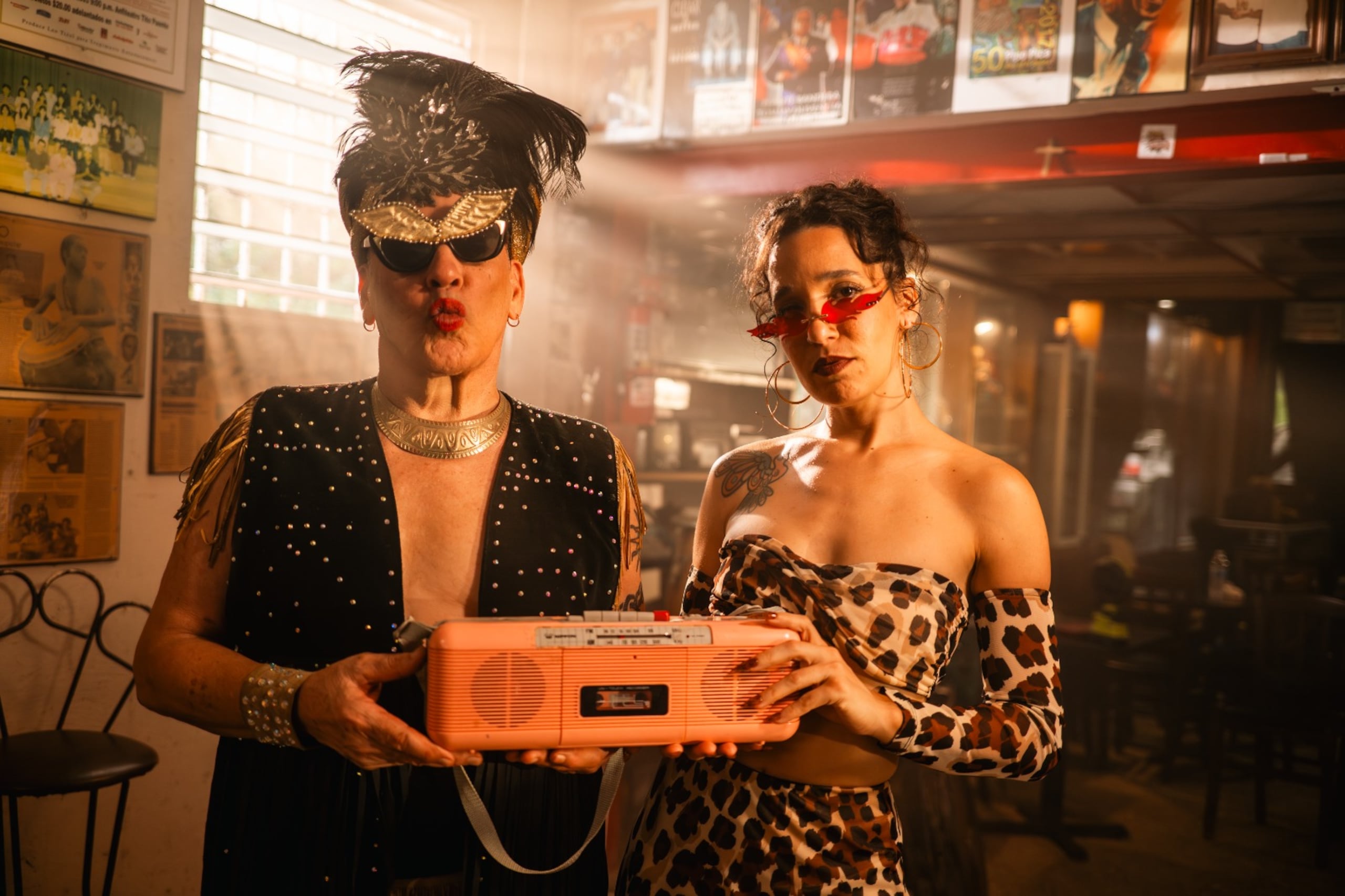 Víctor Alicea junto a la intérprete iLe.