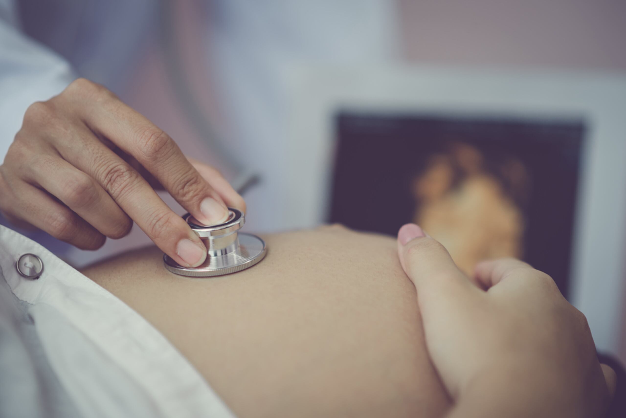 Mujer embarazada en una oficina médica