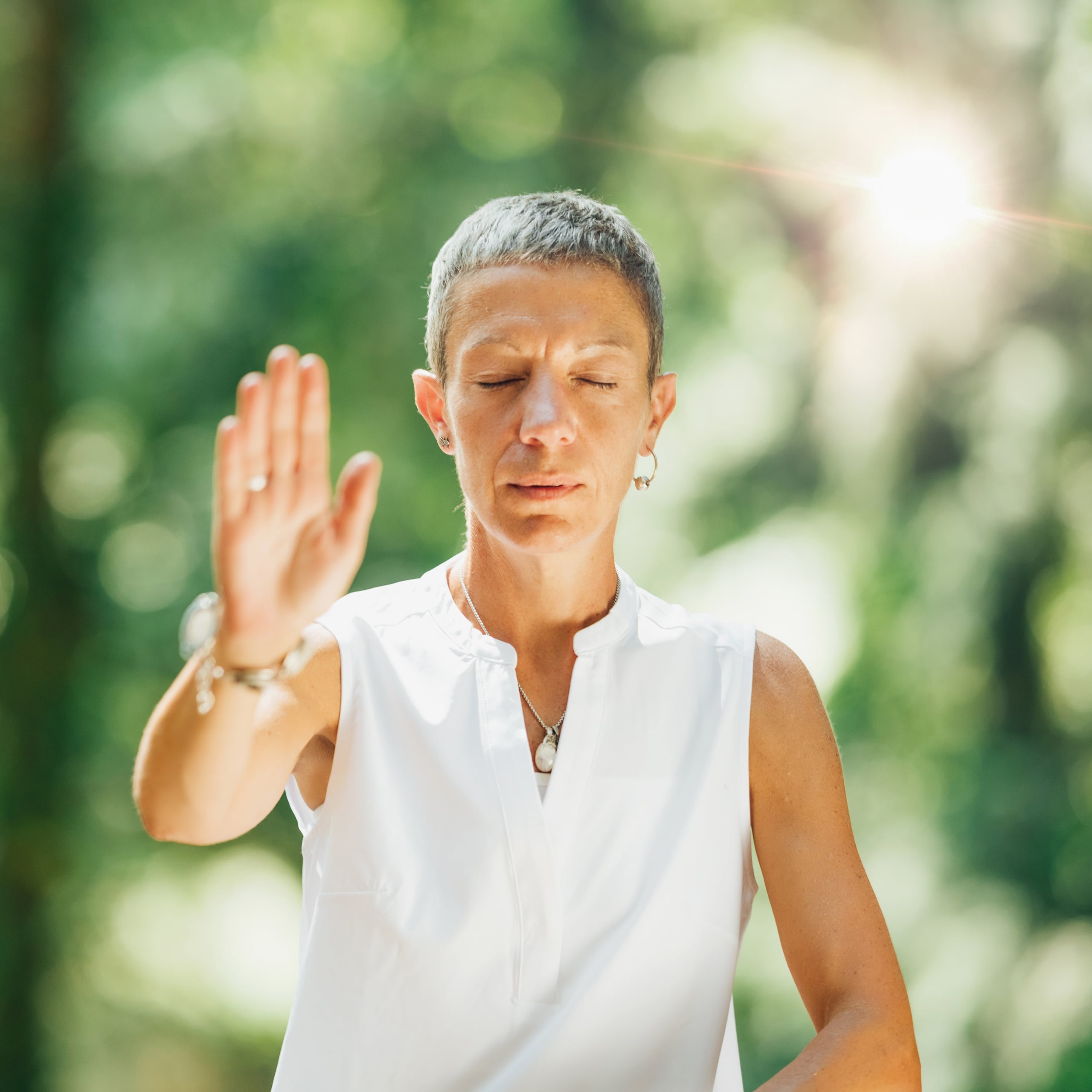 Puedes elegir entre una variedad de ejercicios y movimientoscomo el yoga adaptado, el taichí, nadar y pilates.