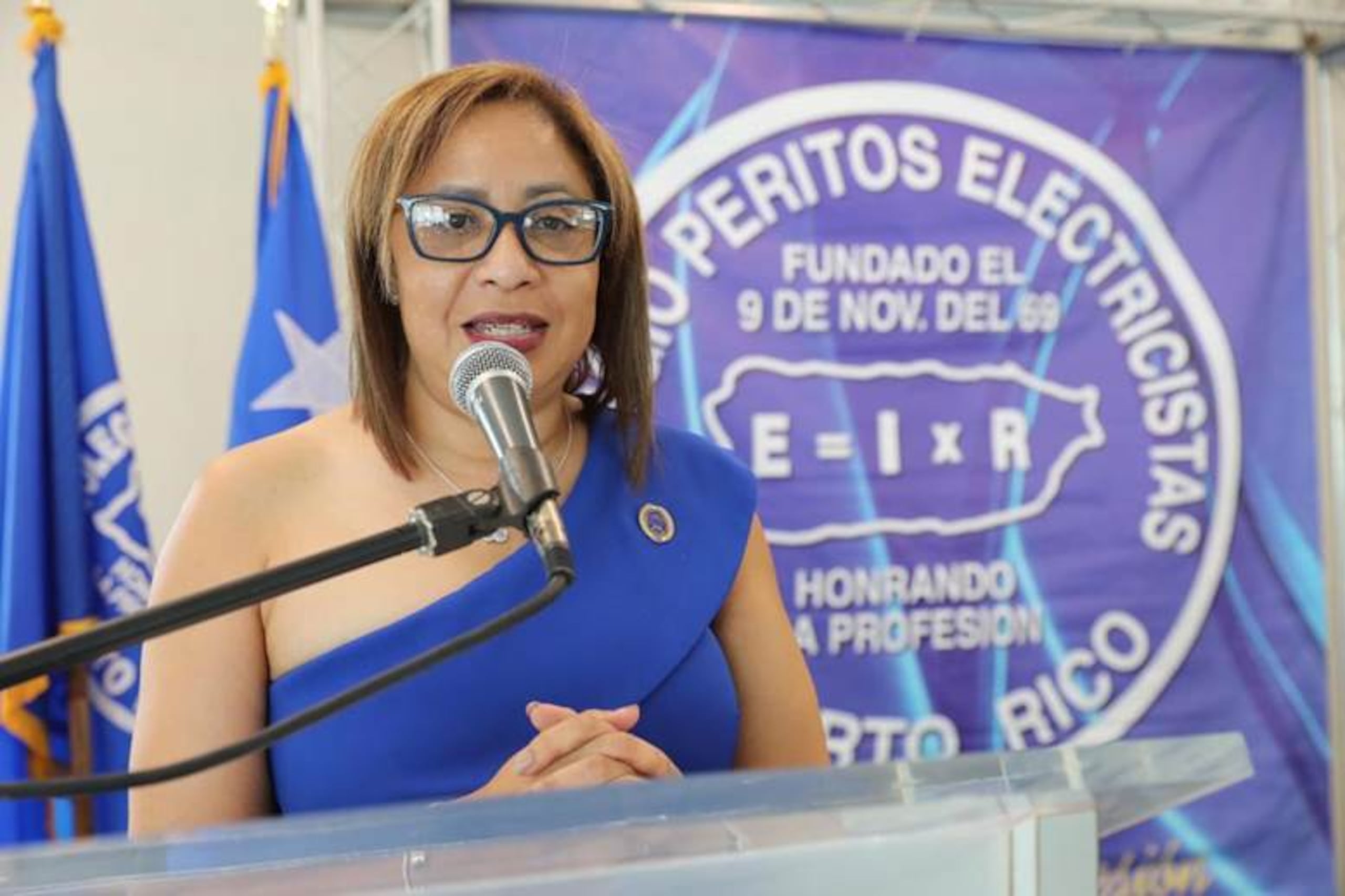 Berrios recordó que vivimos en un territorio propenso a huracanes y terremotos en el que un sistema resiliente, con infraestructuras mejoradas y energías renovables distribuidas, mitigaría el efecto de estos eventos y aceleraría la recuperación.