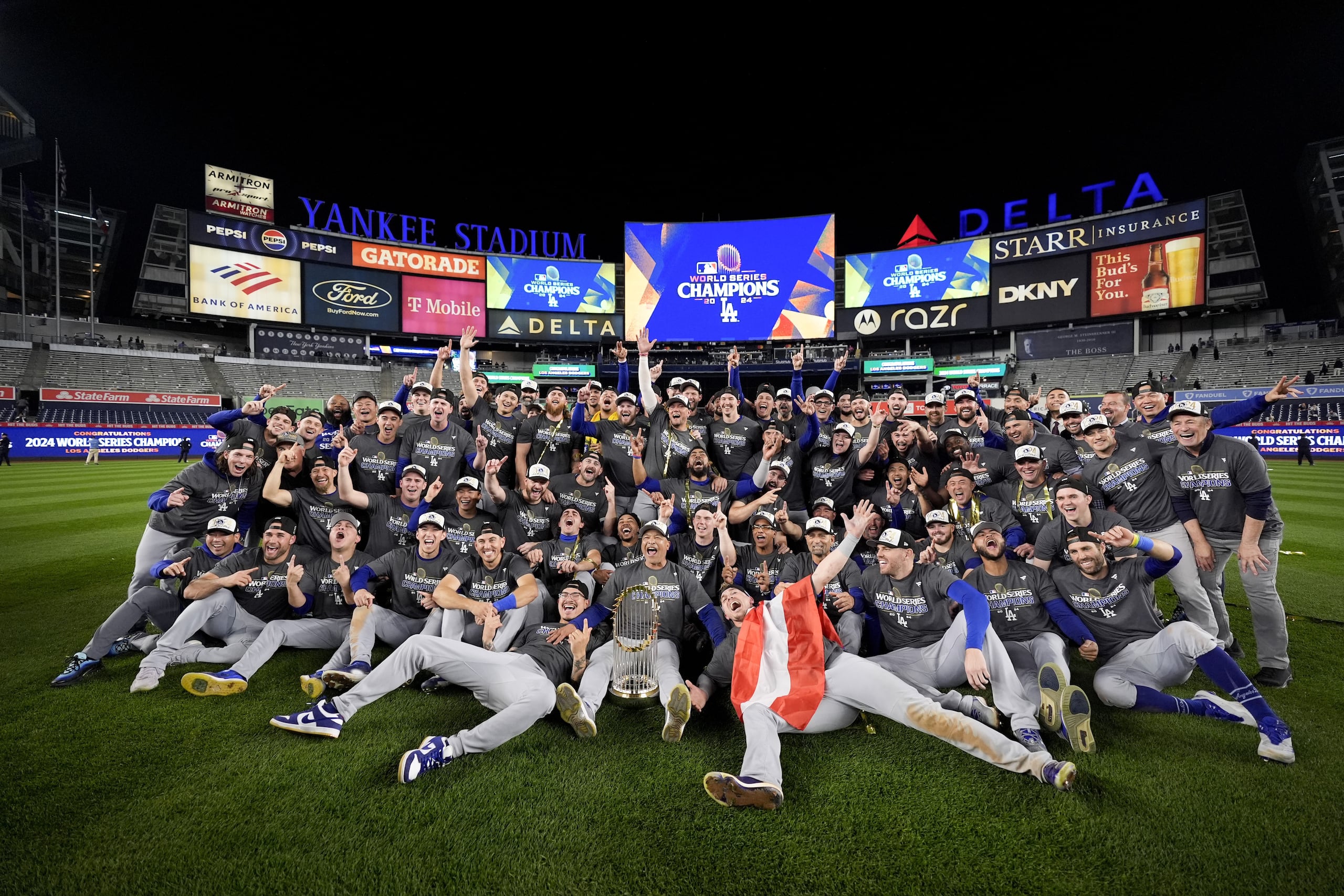 Los Dodgers se toman una foto en el terreno del Yankee Stadium después de ganar la Serie Mundial
