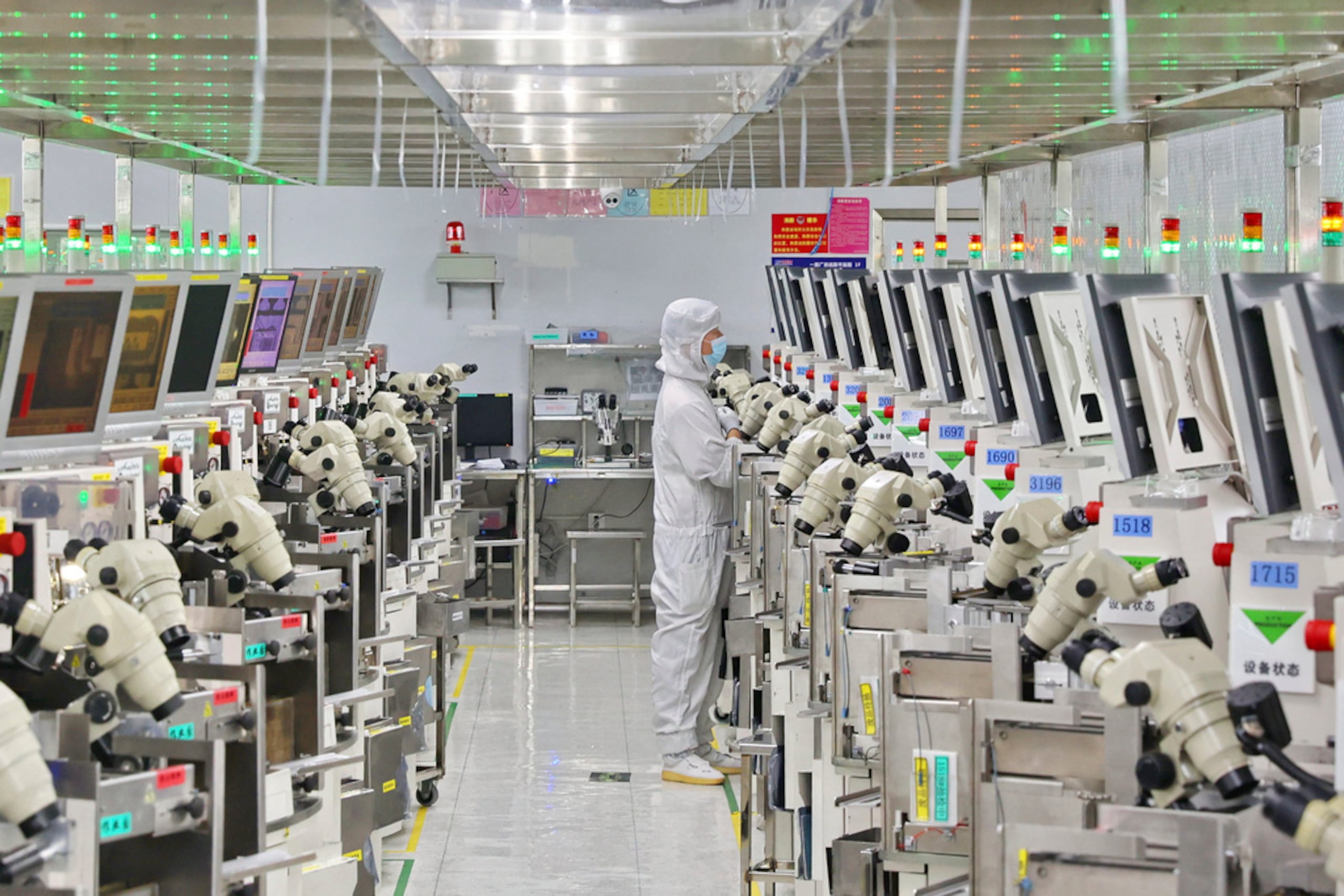 Un hombre trabaja en un fabricante de encapsulado de circuitos integrados en Nantong, en la provincia de Jiangsu, en el este de China, el 16 de septiembre de 2022.