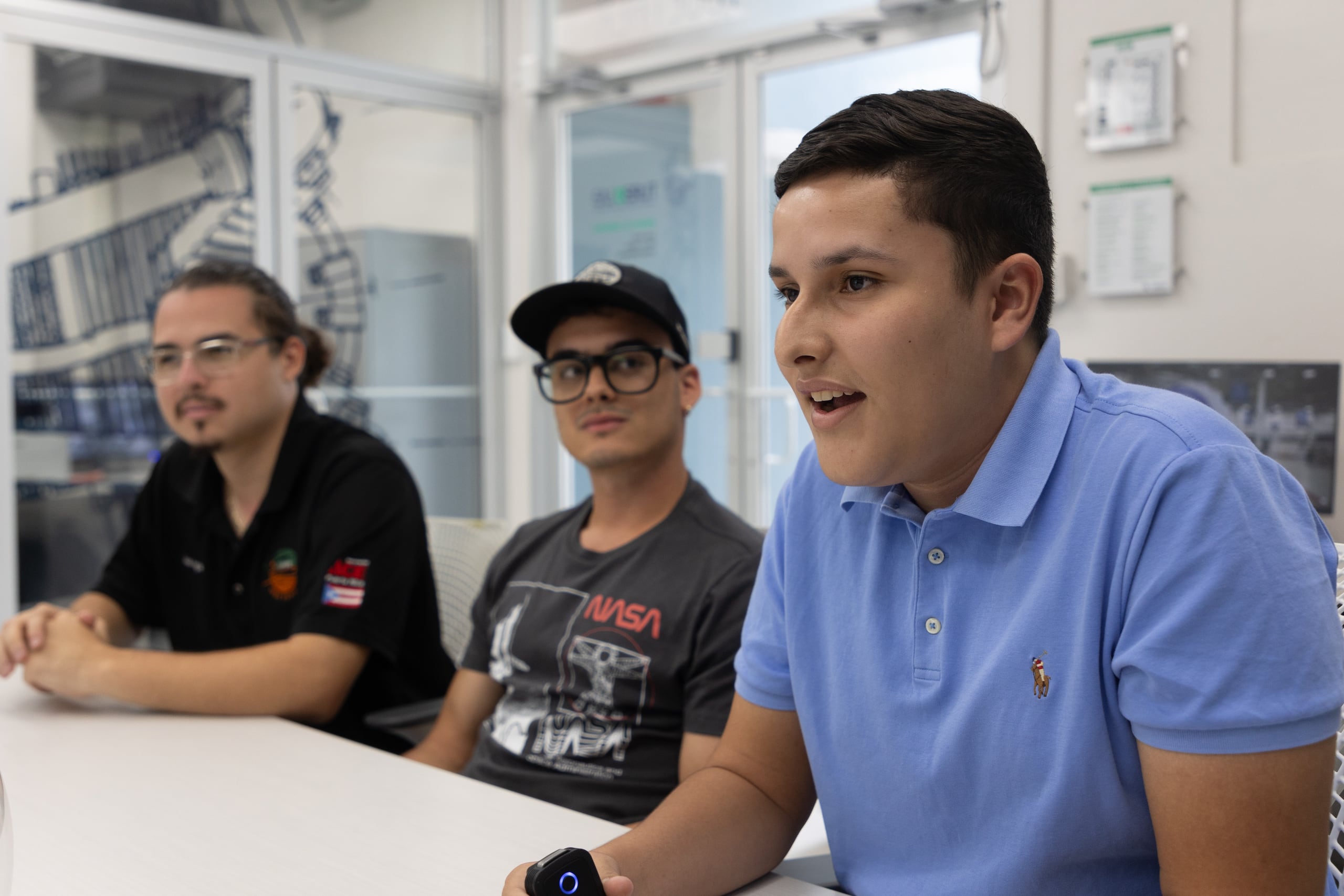 Carib Silva, derecha, quedó fascinado con la ingeniería aeroespacial cuando tomó un curso con la doctora Sheila Torres Nieves. Aquí le acompañan -desde la izquierda- los estudiantes Fabián Pagán y Jared Portalatín.