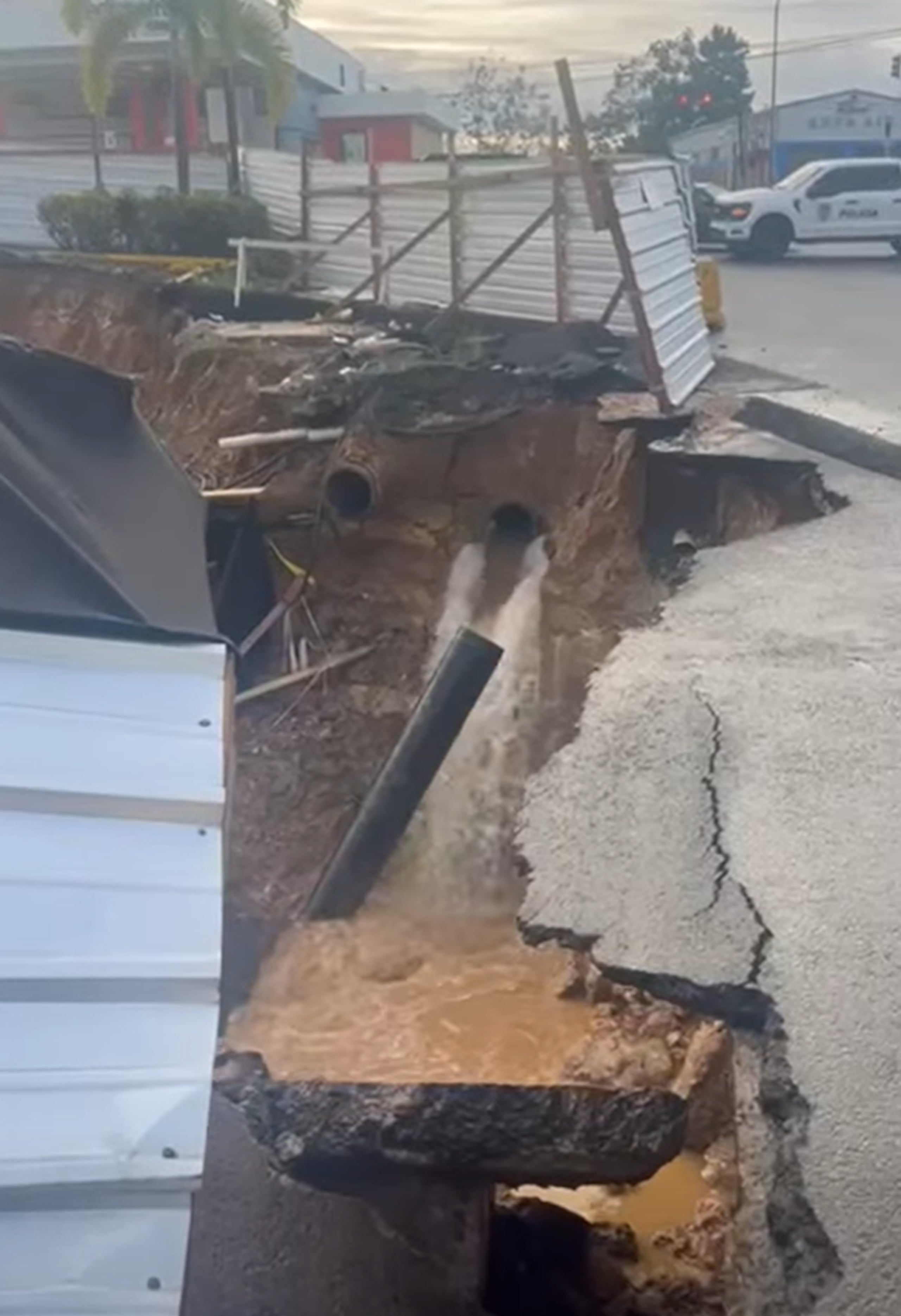 La rotura fue provocada por las recientes lluvias.