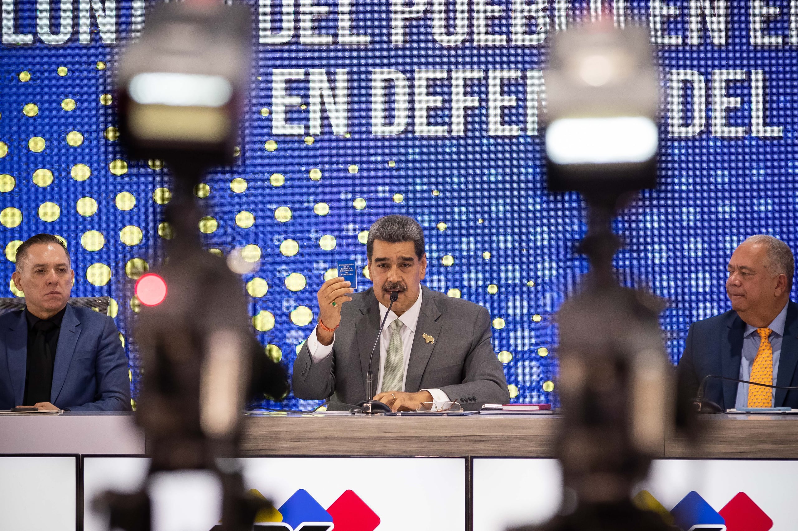 Los anuncios hechos por Nicolás Maduro se producen dos días después de que el país celebrara un referendo unilateral en el que los ciudadanos respaldaron por abrumadora mayoría "oponerse por todos los medios" a las concesiones otorgadas por Guyana en esta zona en los últimos años, lo que avivado el pleito.