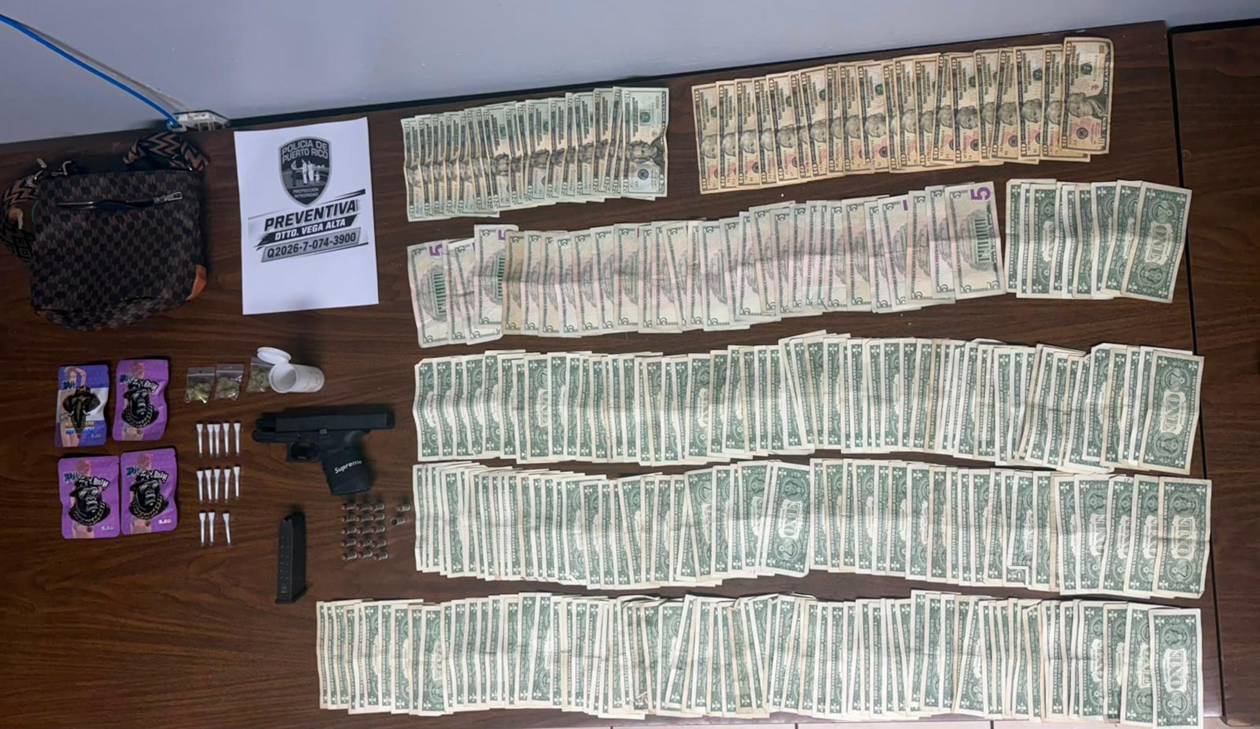 Arma alterada para disparar en automático, cargador, drogas y dinero en efectivo ocupadas en un automóvil intervenido en Vega Alta.