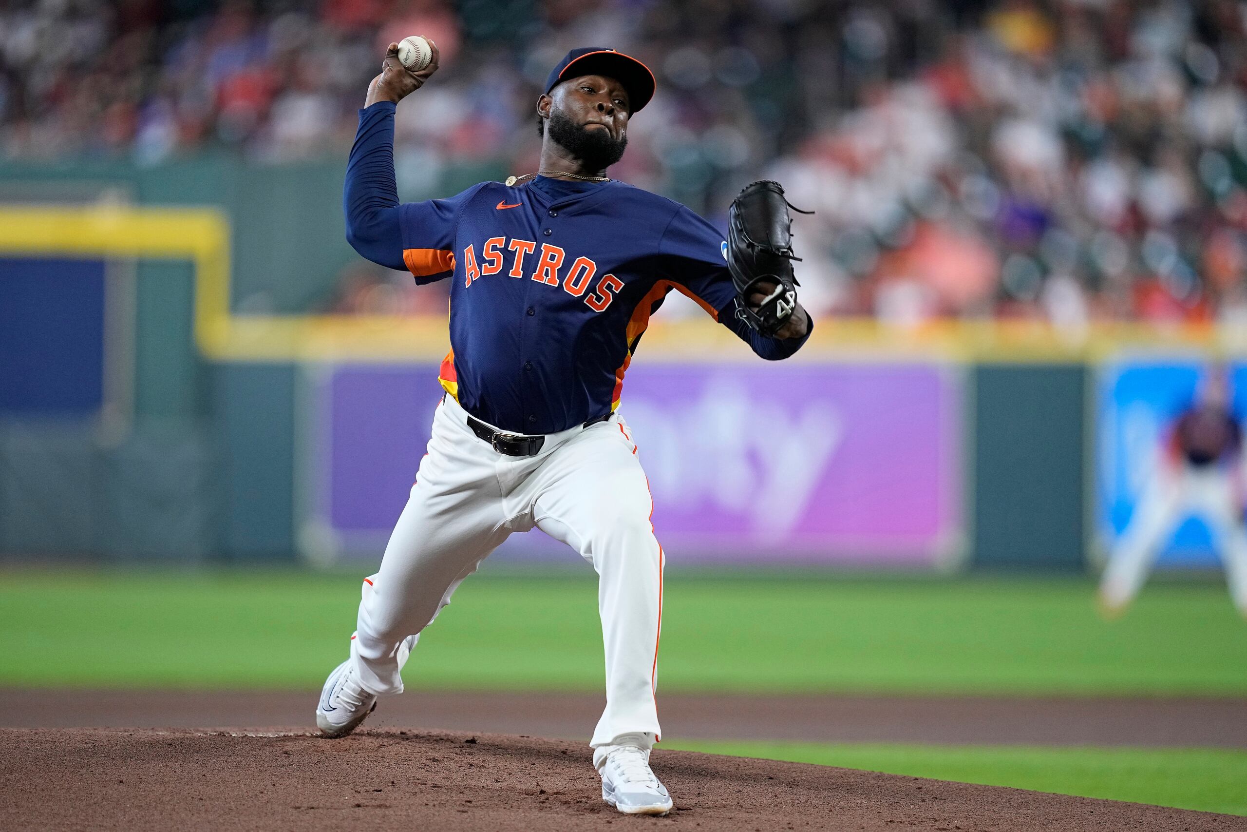 El abridor de los Astros de Houston, Cristian Javier, lanza en la primera entrada ante los Rangers de Texas.