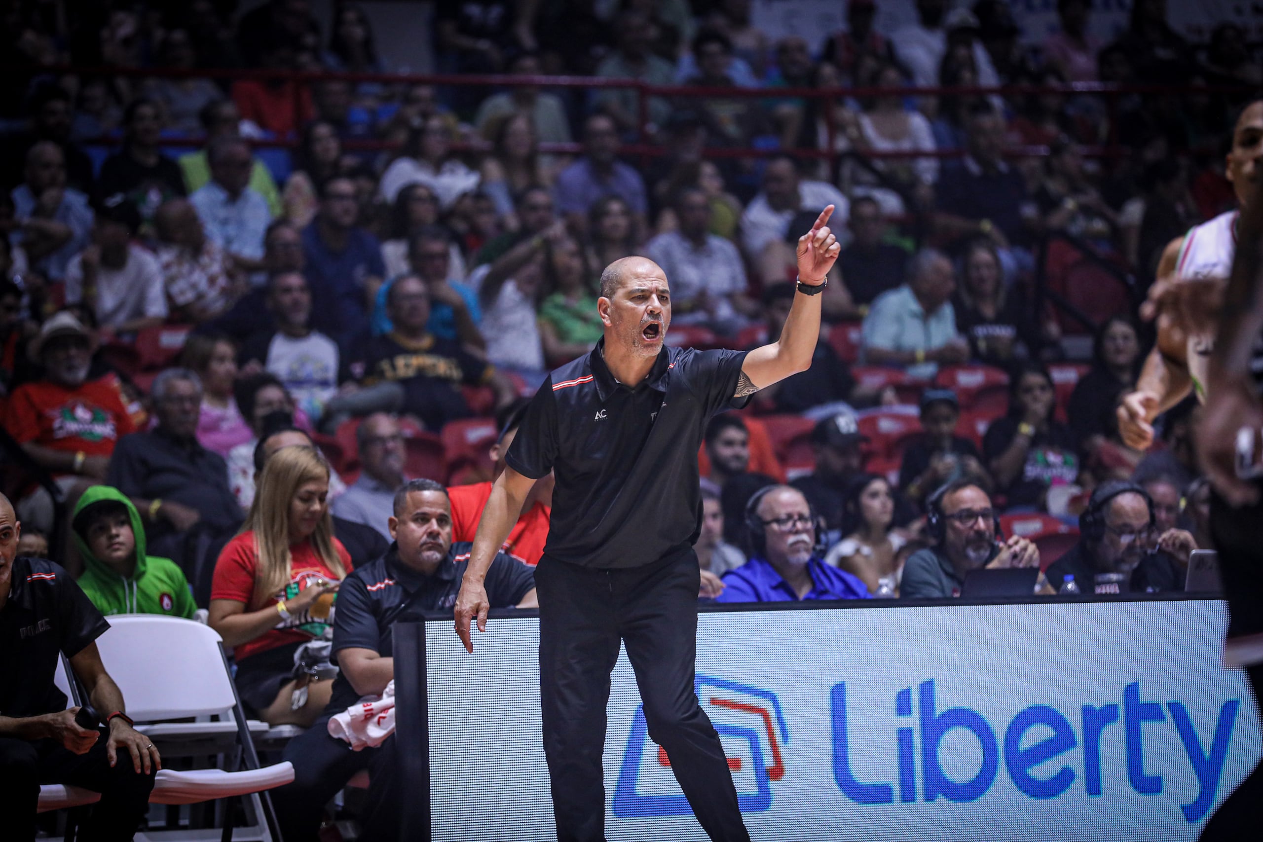 Sergio Hernández dirigió a los Leones de Ponce por dos juegos antes de salir del equipo por segunda ocasión.