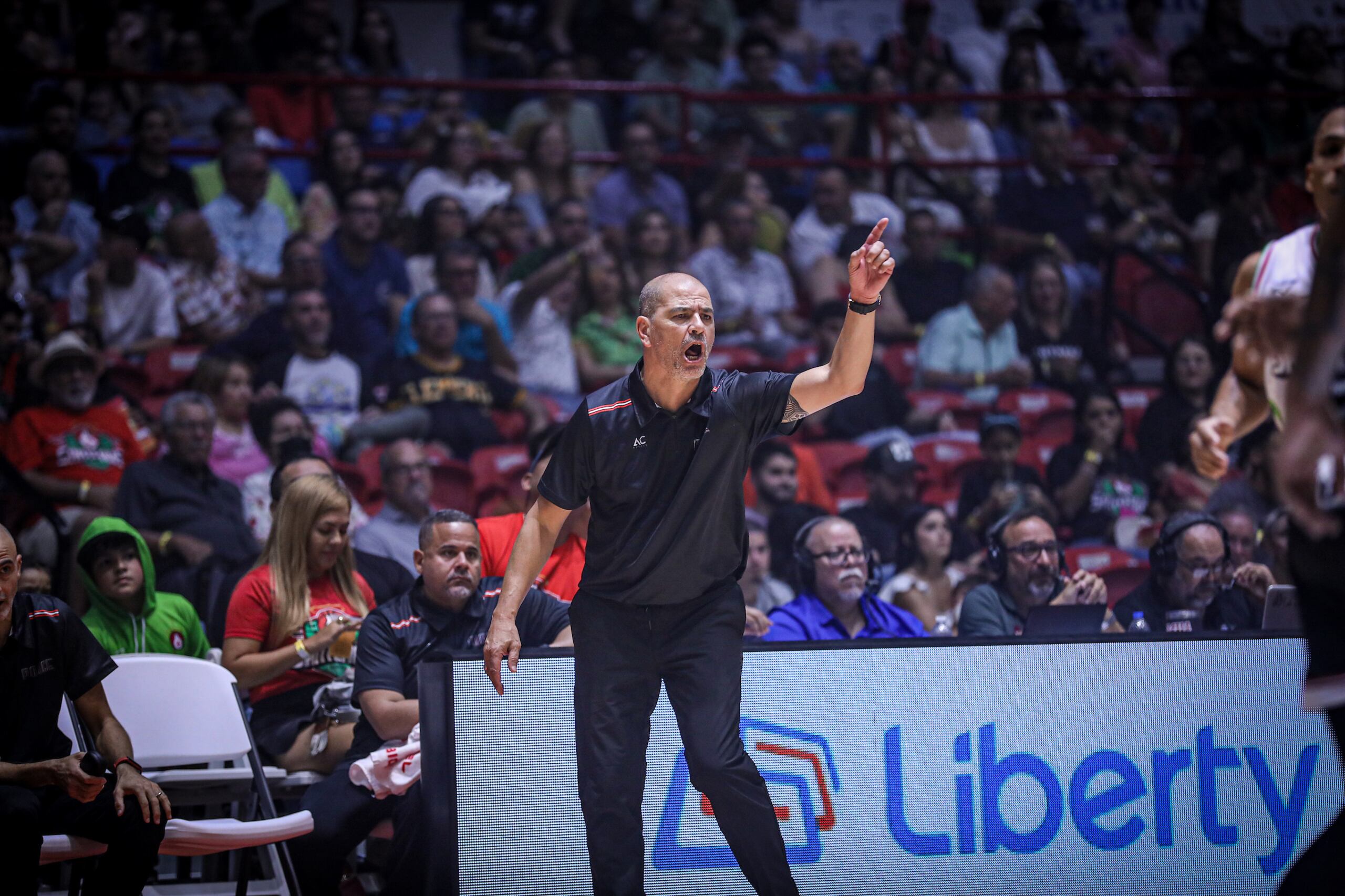 Sergio Hernández dirigió a los Leones de Ponce en dos juegos antes de que saliera del equipo por segunda ocasión.