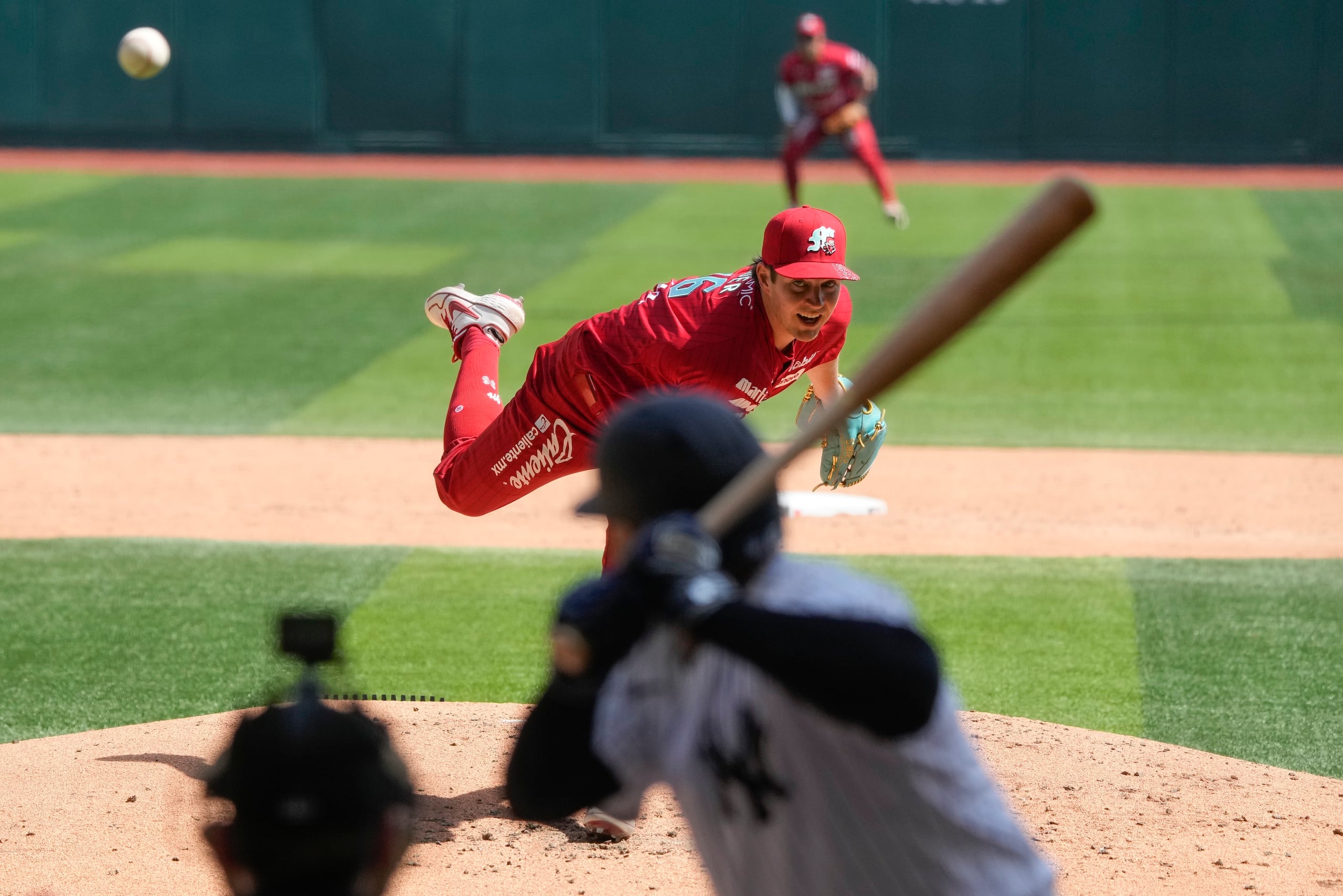Trevor Bauer hace un lanzamiento frente a Oswaldo Cabrera durante la segunda entrada del partido del domingo en Ciudad de México.