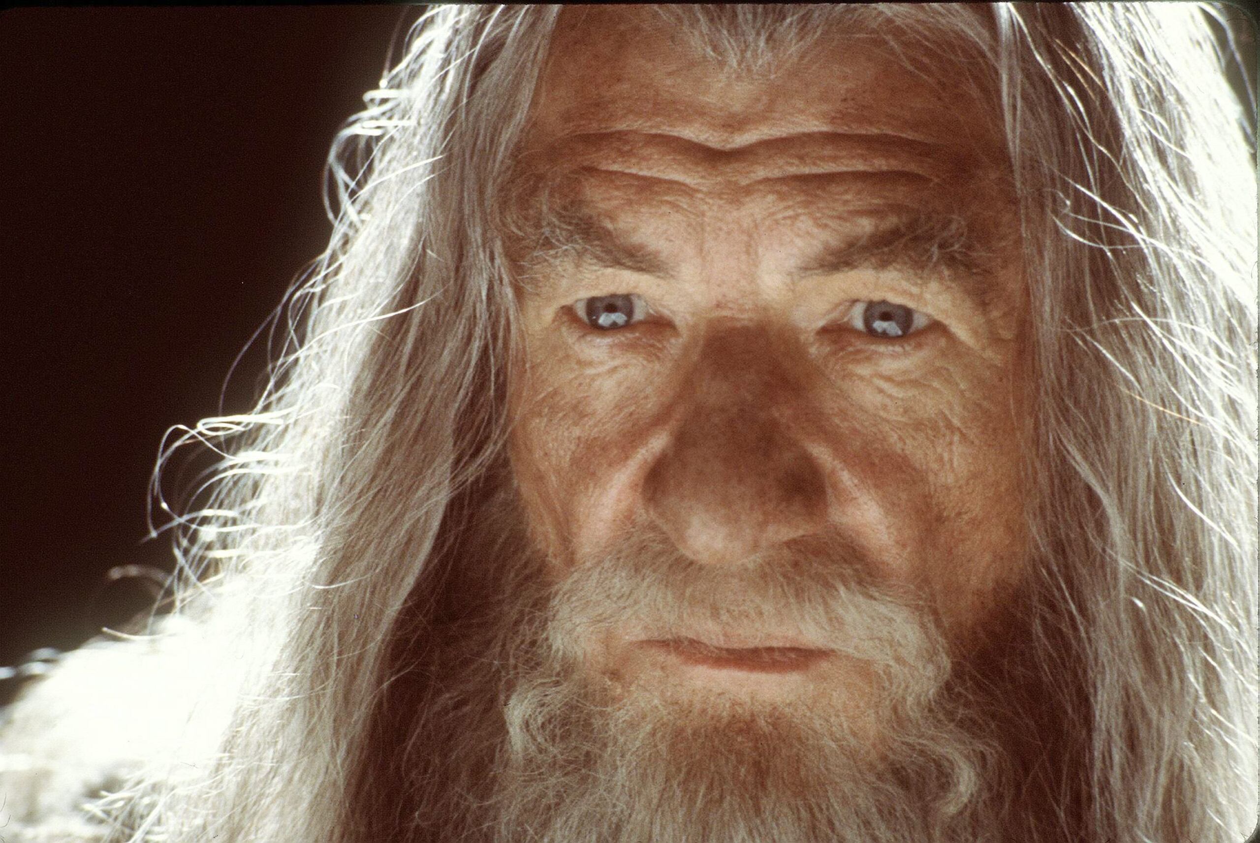 El actor británico Sir Ian McKellen en una escena de la película "El señor de los anillos: la comunidad del anillo". (EFE)