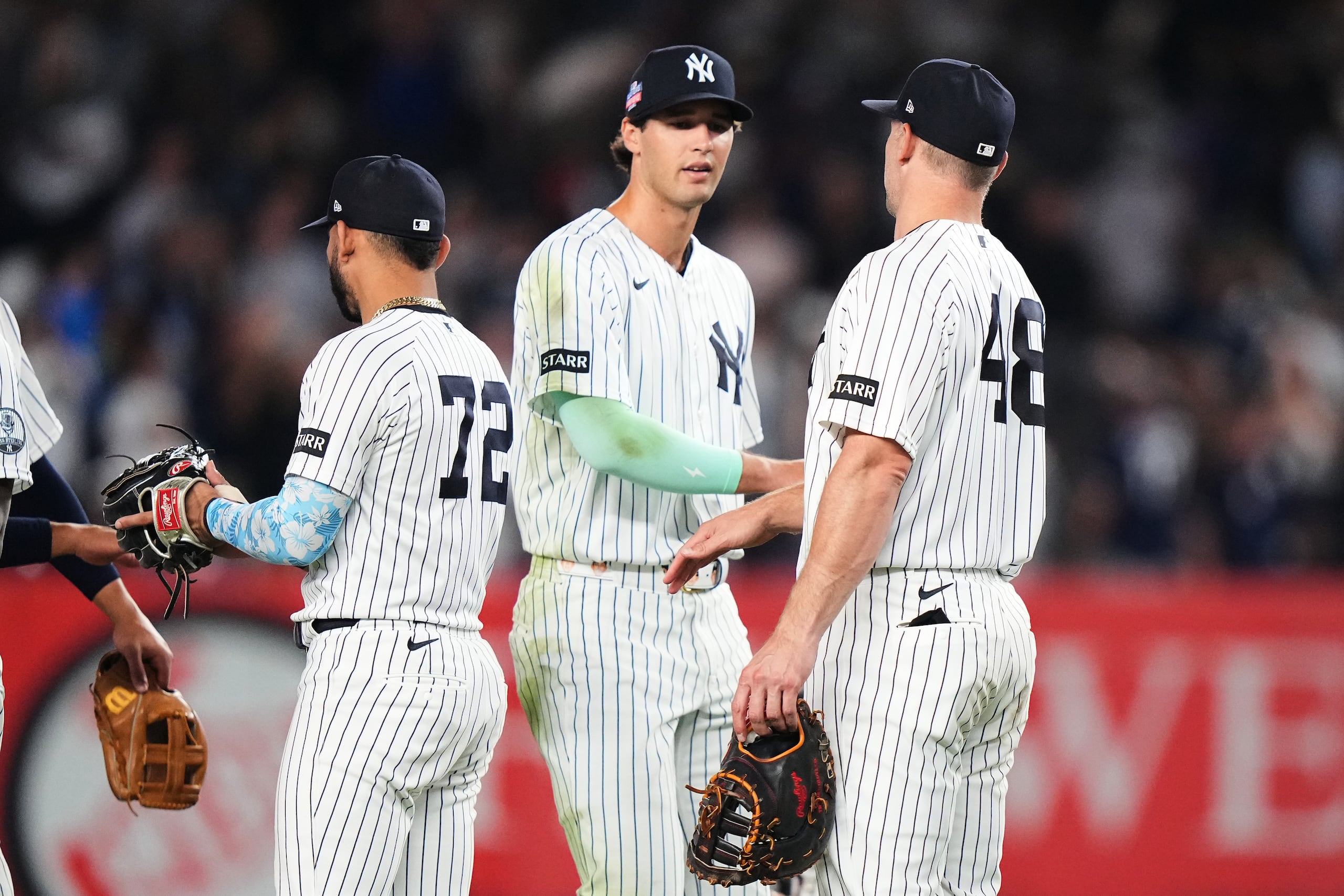 Spencer Jones, de los Yankees de Nueva York, celebra con sus compañeros la victoria sobre los Blue Jays de Toronto.