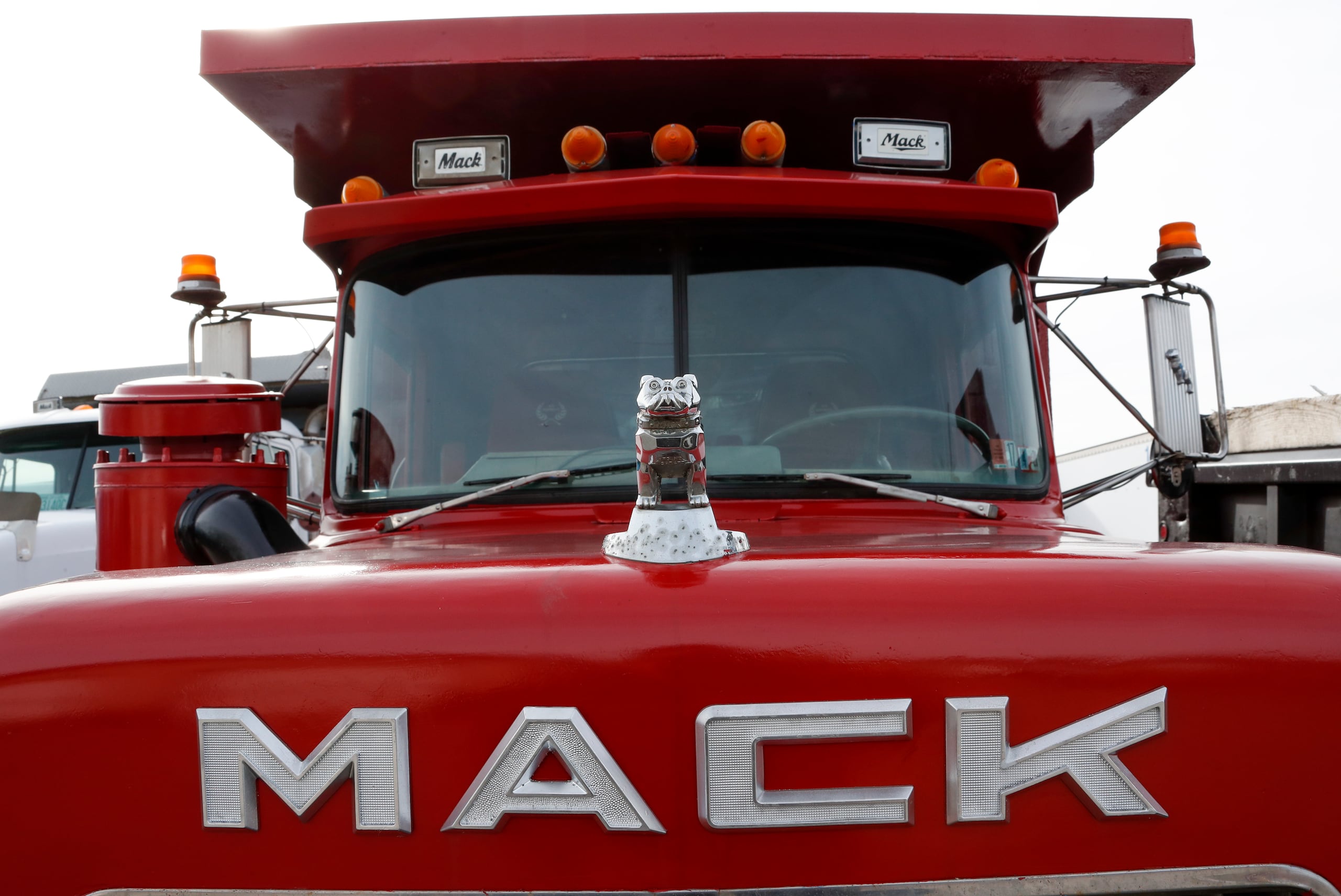 Un camión marca Mack en Evans City, Pensilvania, el 9 de enero de 2020. (Foto AP /Keith Srakocic)