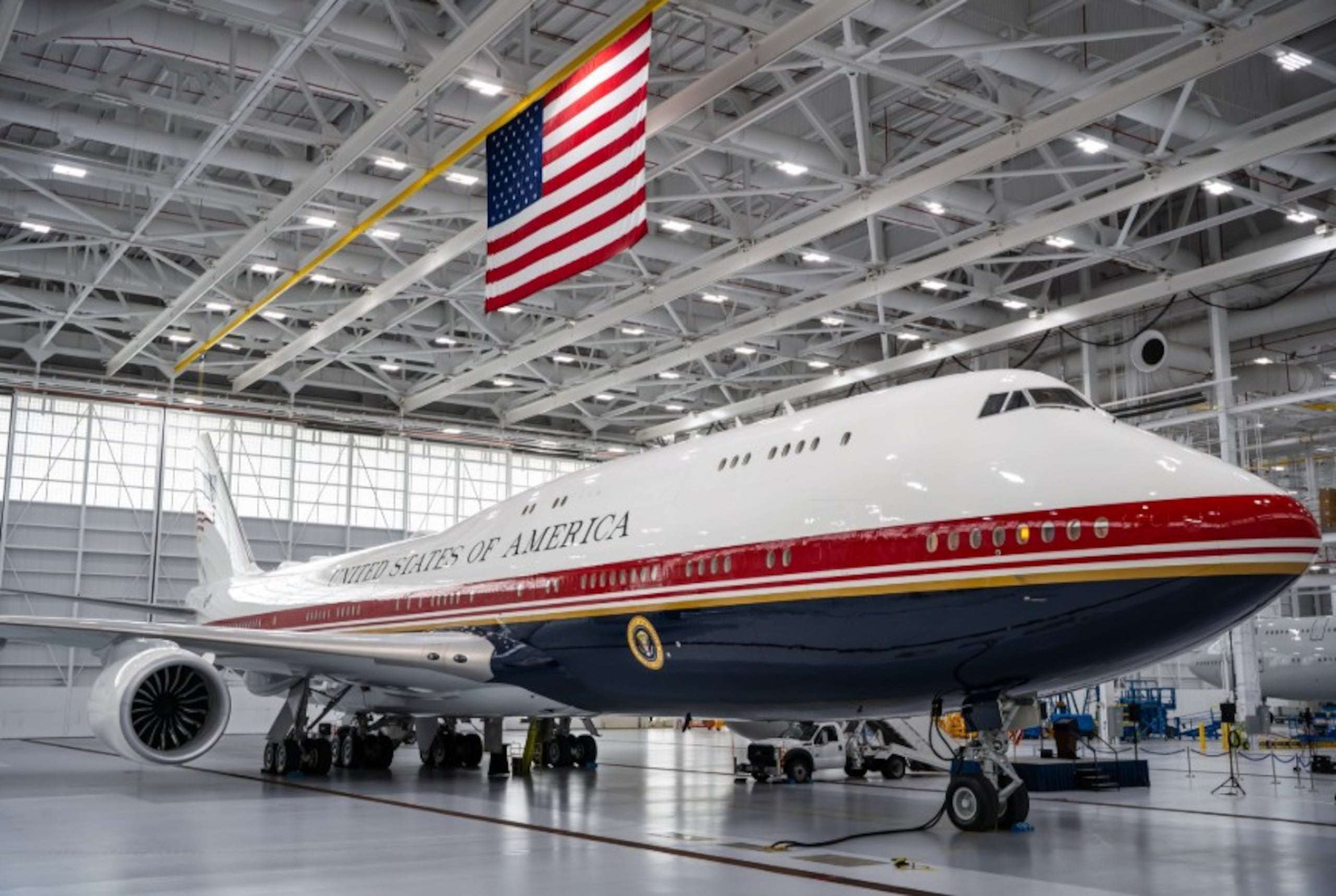 Aunque la nave fue un "obsequio" del gobierno catarí, la Fuerza Aérea tuvo que adquirir un avión similar y alquilar una segunda nave, para adiestrar al personal que sirve en el Air Force One.
