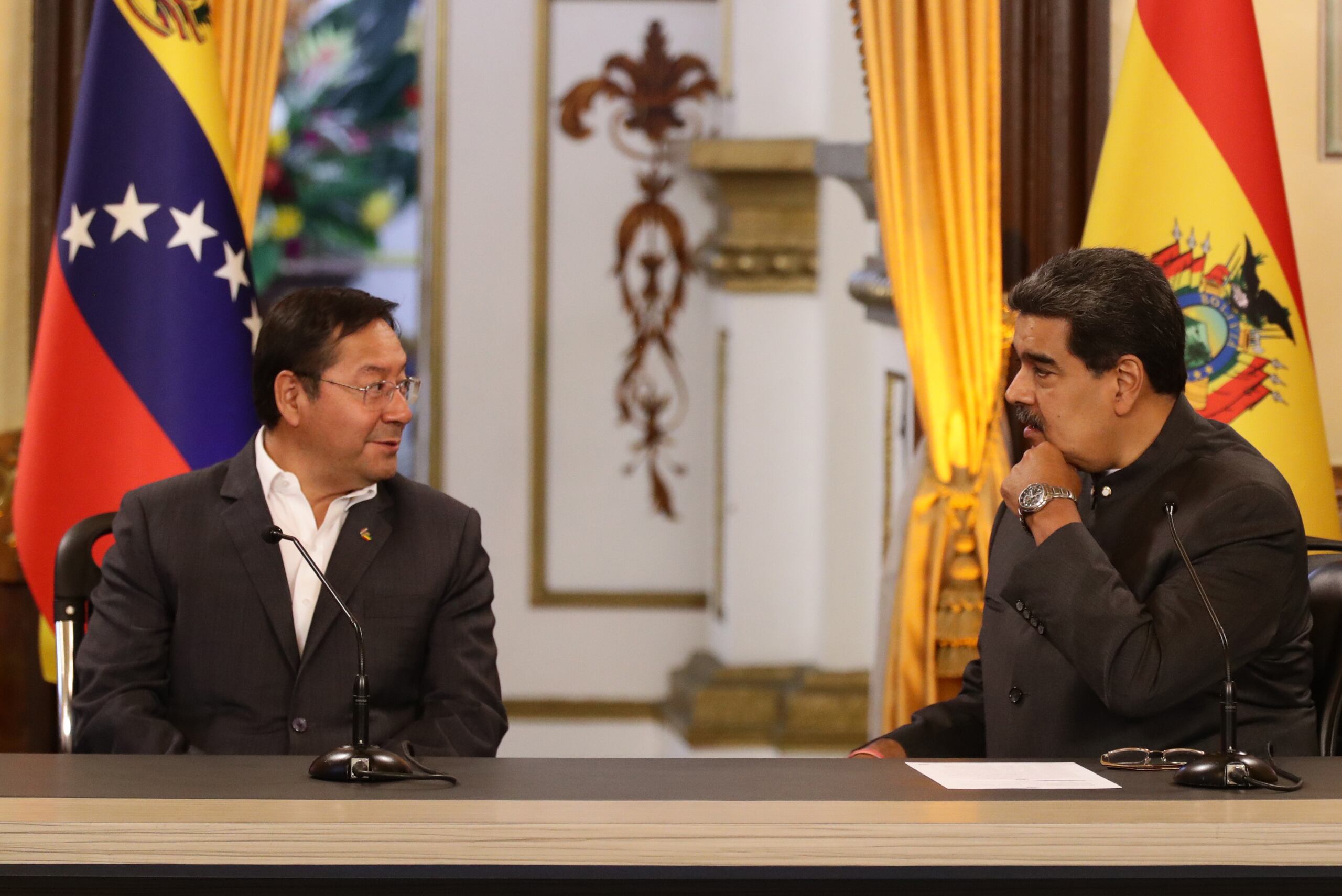 Fotografía de archivo, tomada el pasado 20 de abril, en la que se registró el encuentro entre el presidente de Venezuela, Nicolás Maduro (d), al recibir a su homólogo de Bolivia, Luis Arce (i), en el palacio presidencial de Miraflores, en Caracas (Venezuela). EFE/Rayner Peña