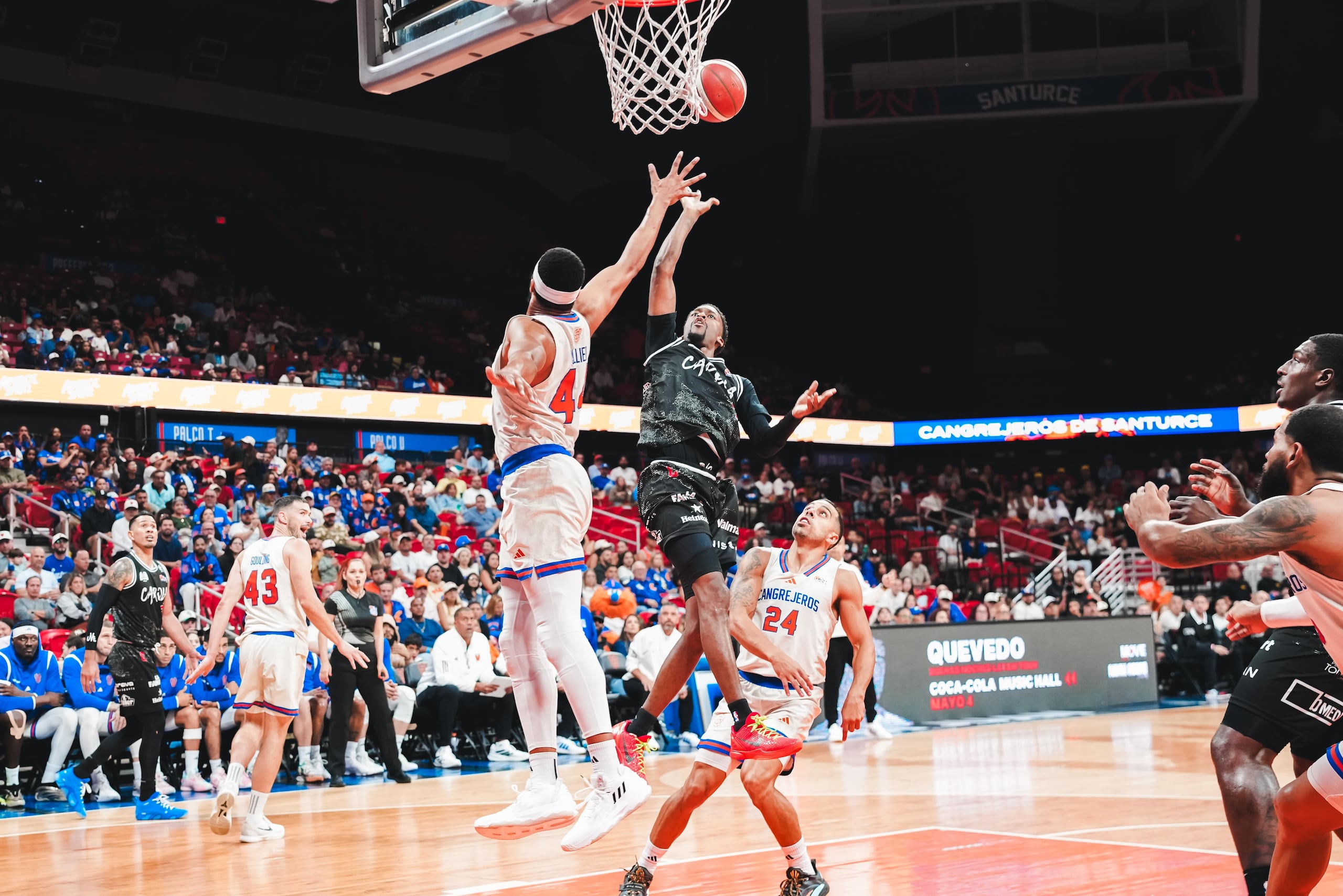 Kobi Simmons al canasto por los Gigantes.