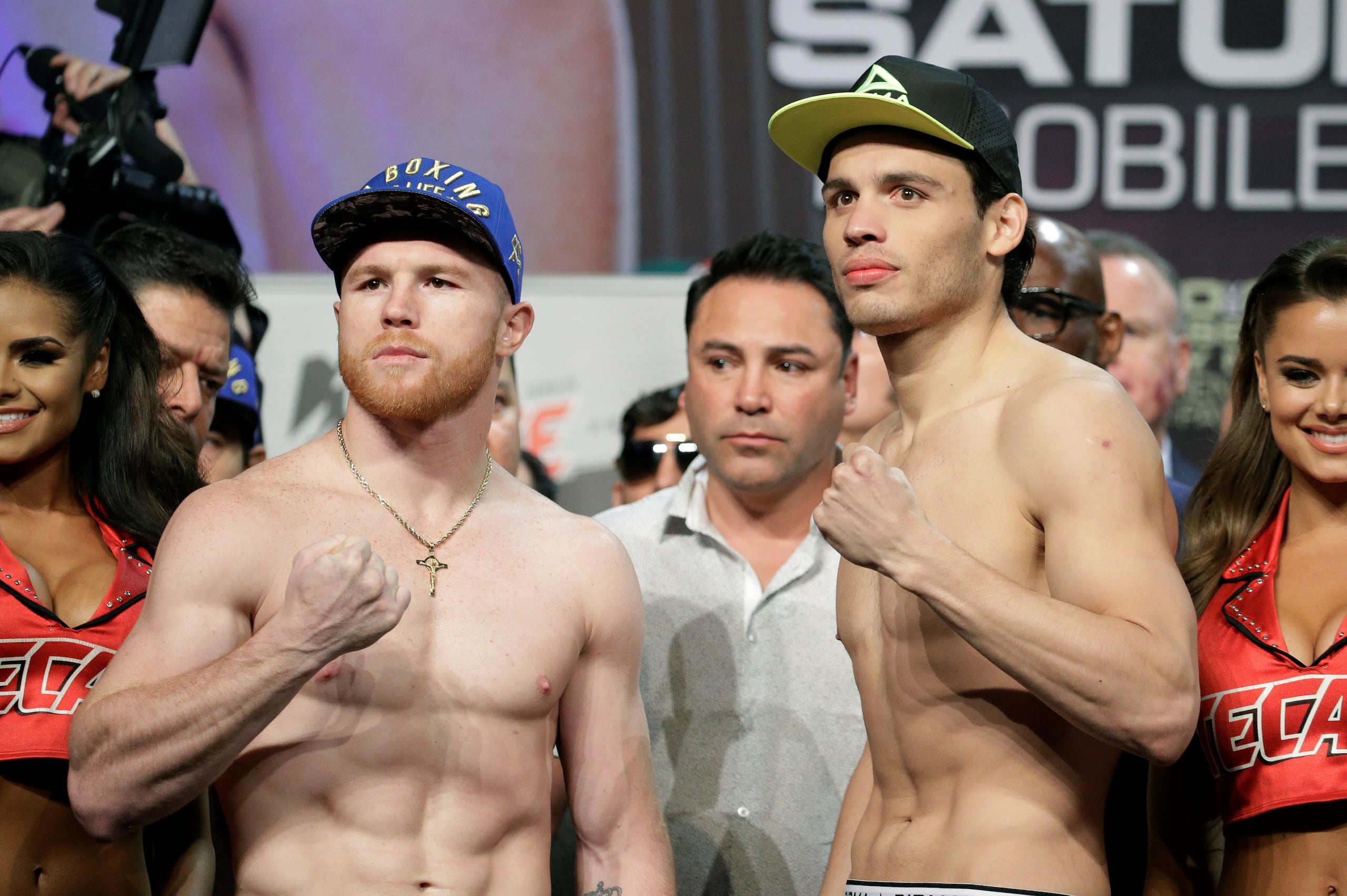 Saúl ‘Canelo’ Álvarez (izquierda) y Julio César Chávez, hijo, posan para las cámaras tras el pesaje de ayer en Las Vegas. (AP)