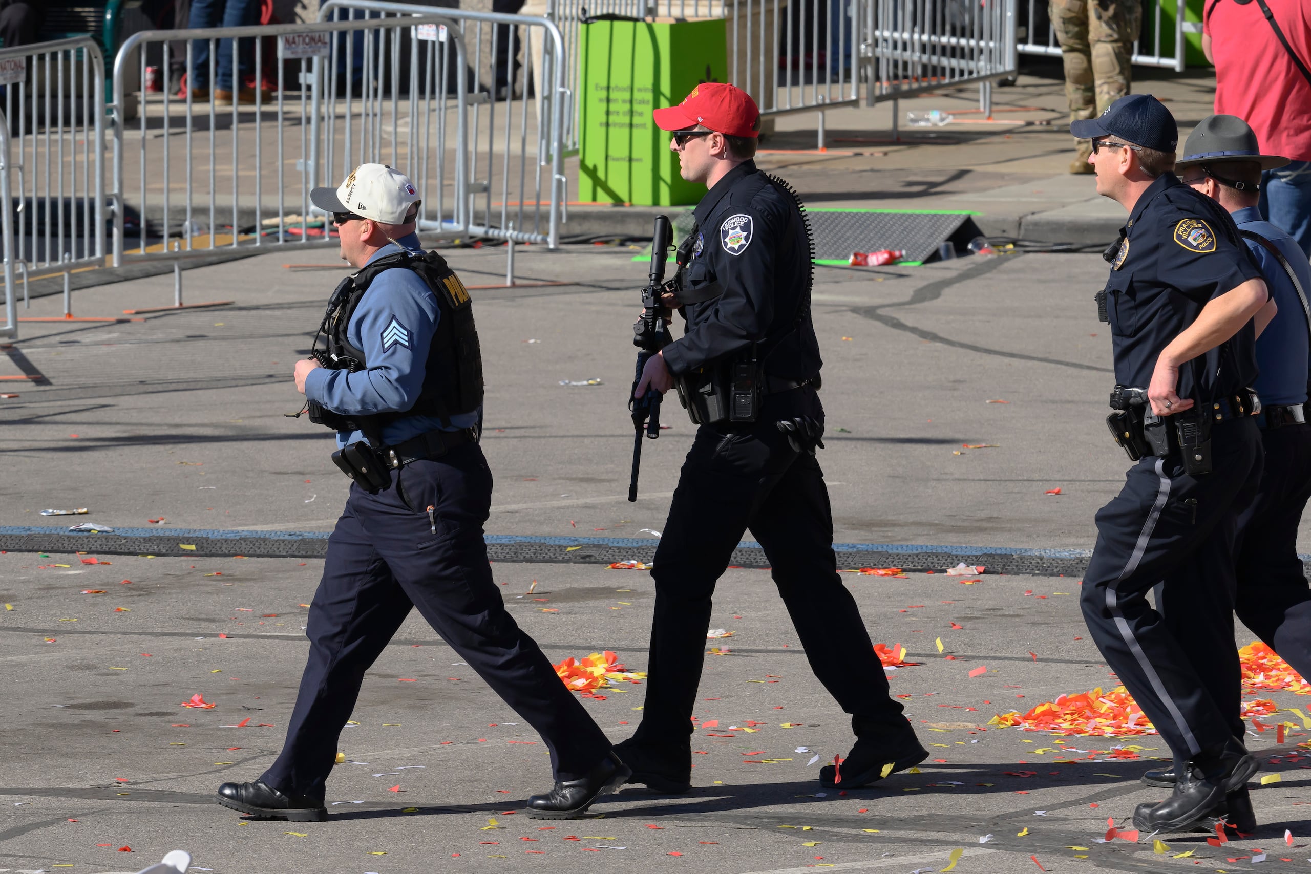 Personal de la policía arriba a Unión Station tras el tiroteo en el desfile por el campeonato del Super Bowl de los Chiefs de Kansas City el miércoles 14 de febrero del 2024.