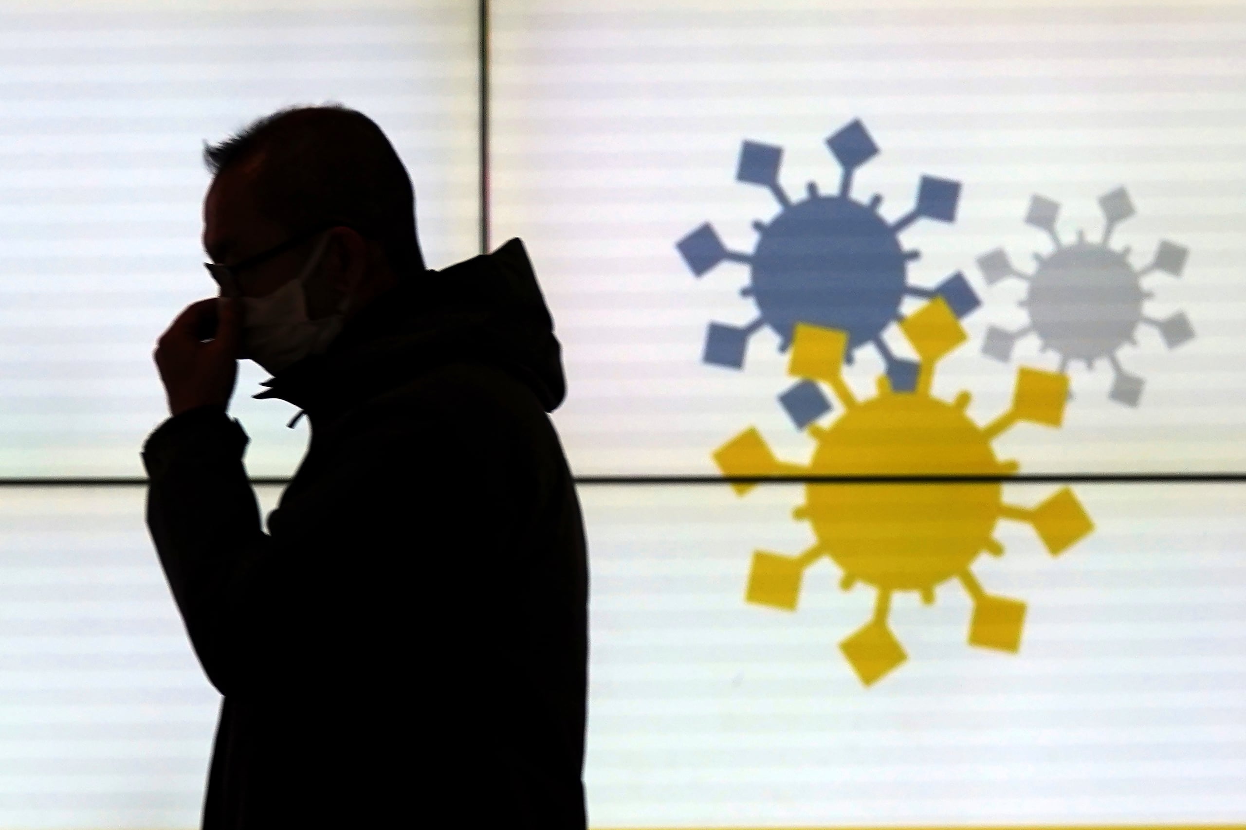 Los síntomas son: dolor de garganta y cabeza, congestión nasal, estornudos, tos y alteración del olfato. (AP Photo/Eugene Hoshiko)