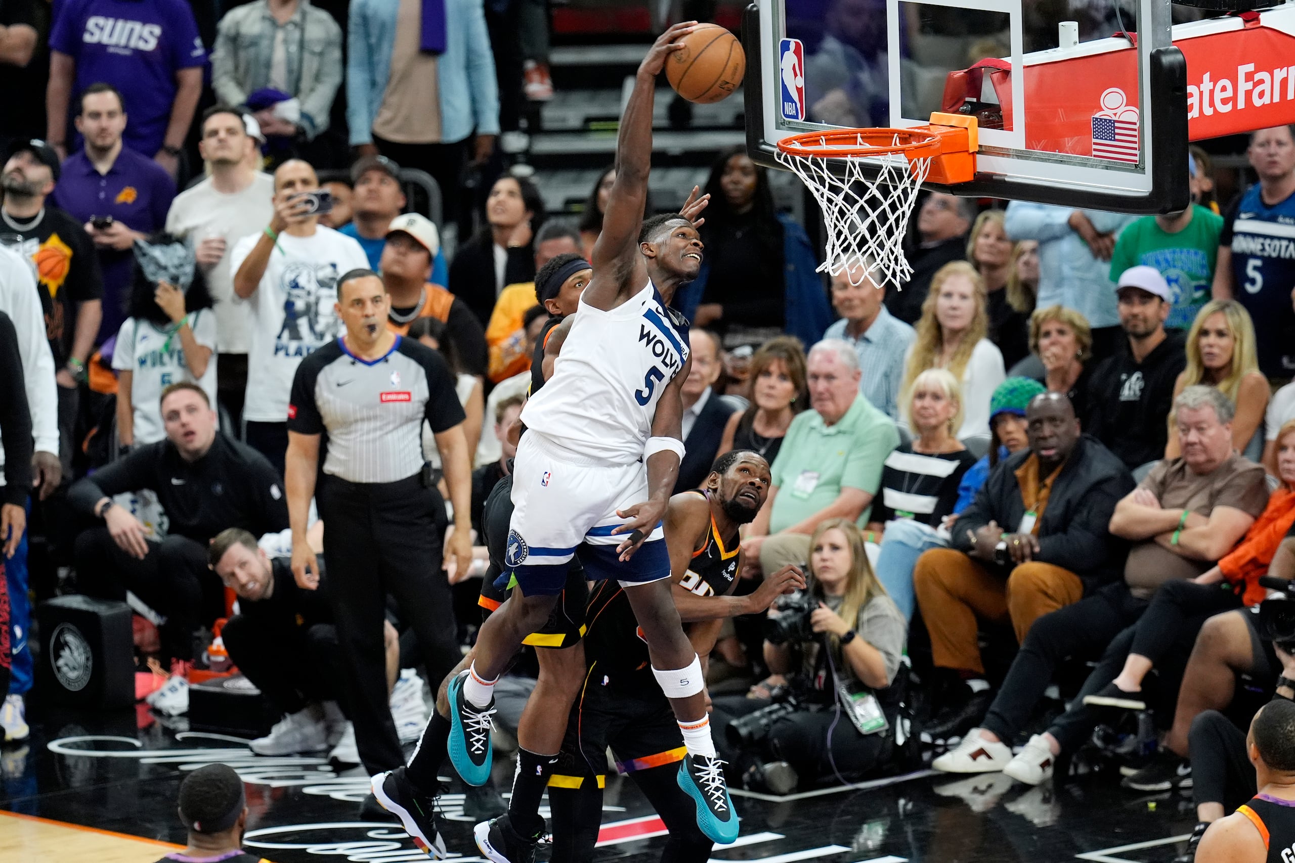 Anthony Edwards donquea el balón en el partido del pasado domingo ante los Suns.