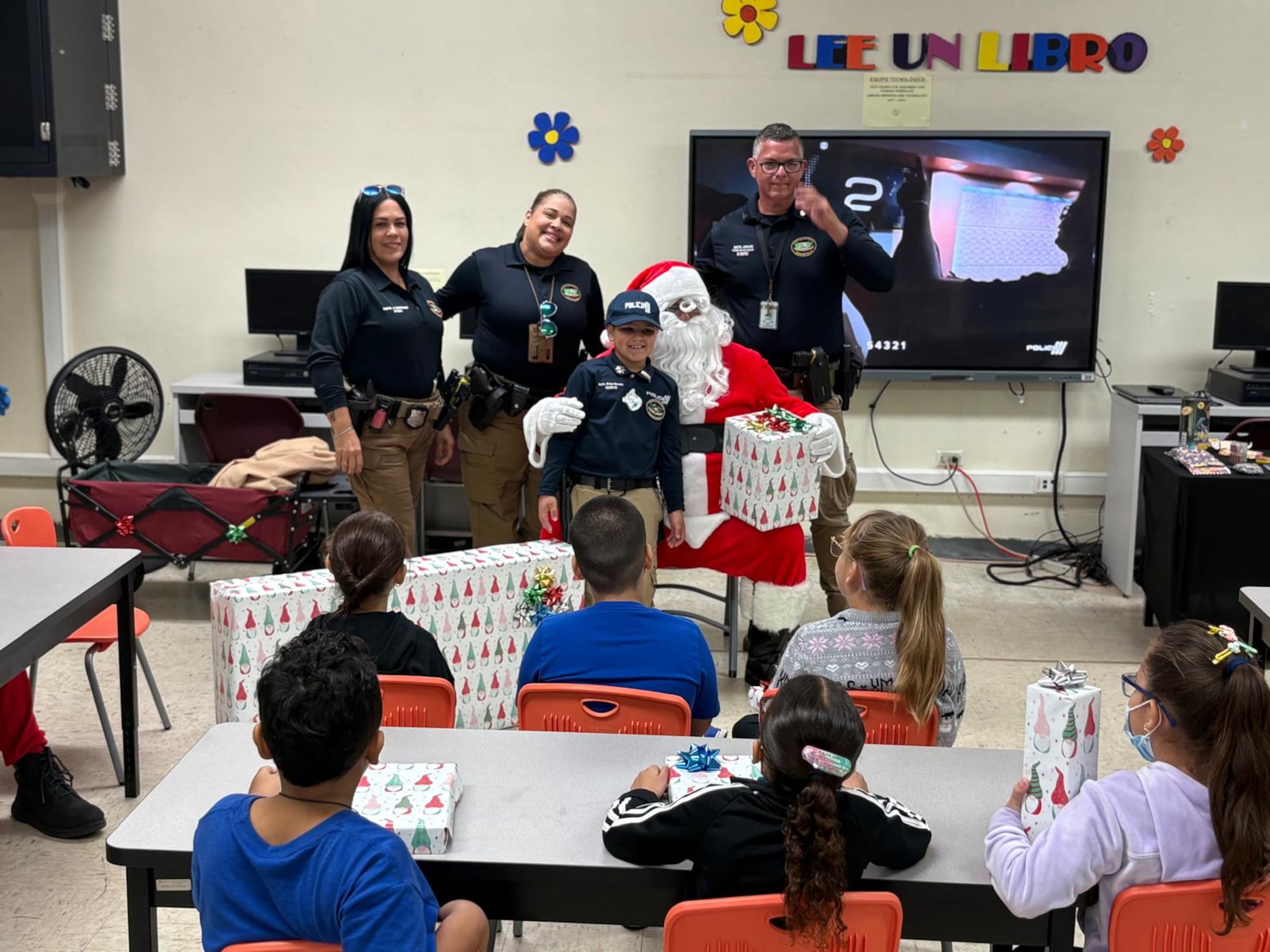Brian Rosado Fuentes, de 7 años, quien aspira a ser policía recibió una sorpresa en su escuela de parte de la División de Explosivos del área de Arecibo por su gran compromiso.
