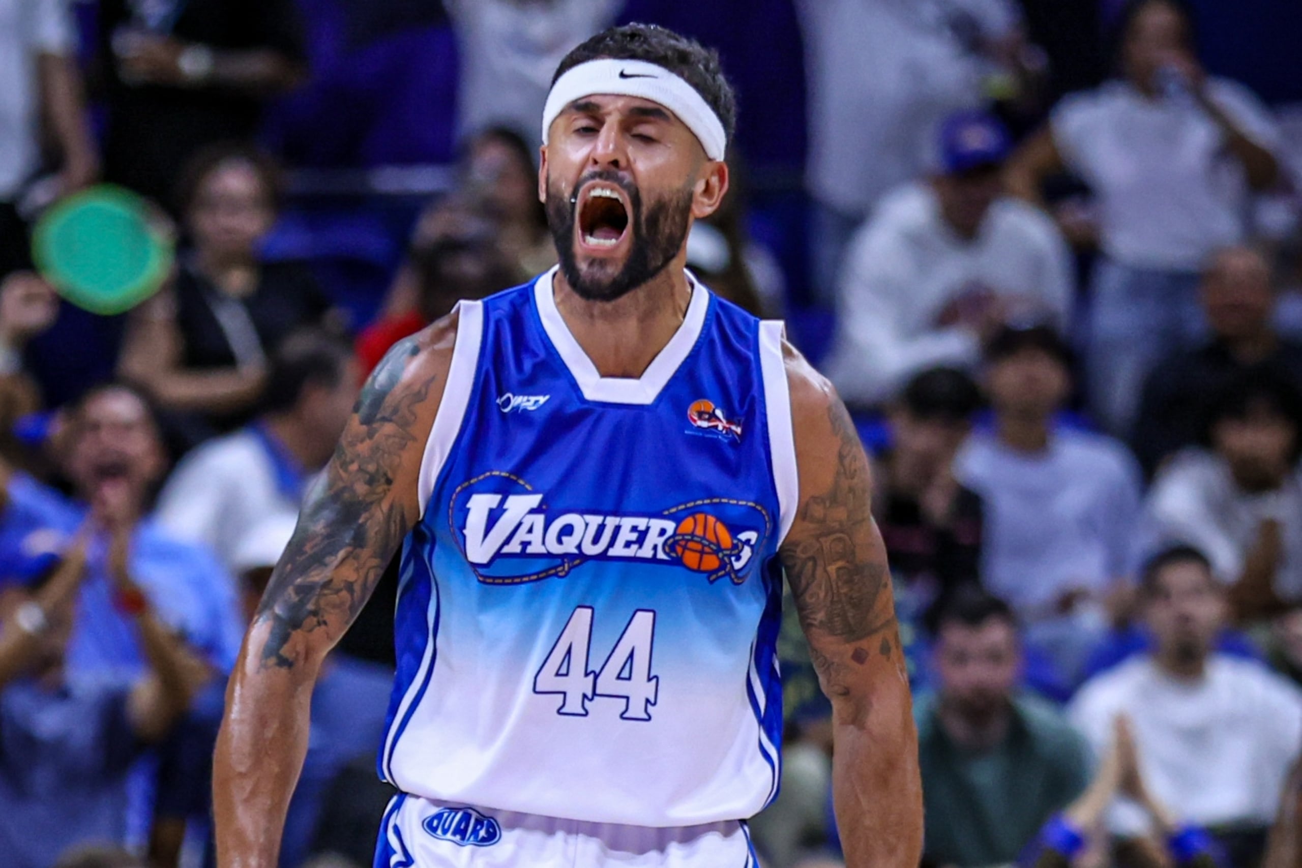 Javier Mojica, veterano escolta de los Vaqueros de Bayamón, celebra luego de anotar en el quinto partido de la final del BSN contra los Leones de Ponce.