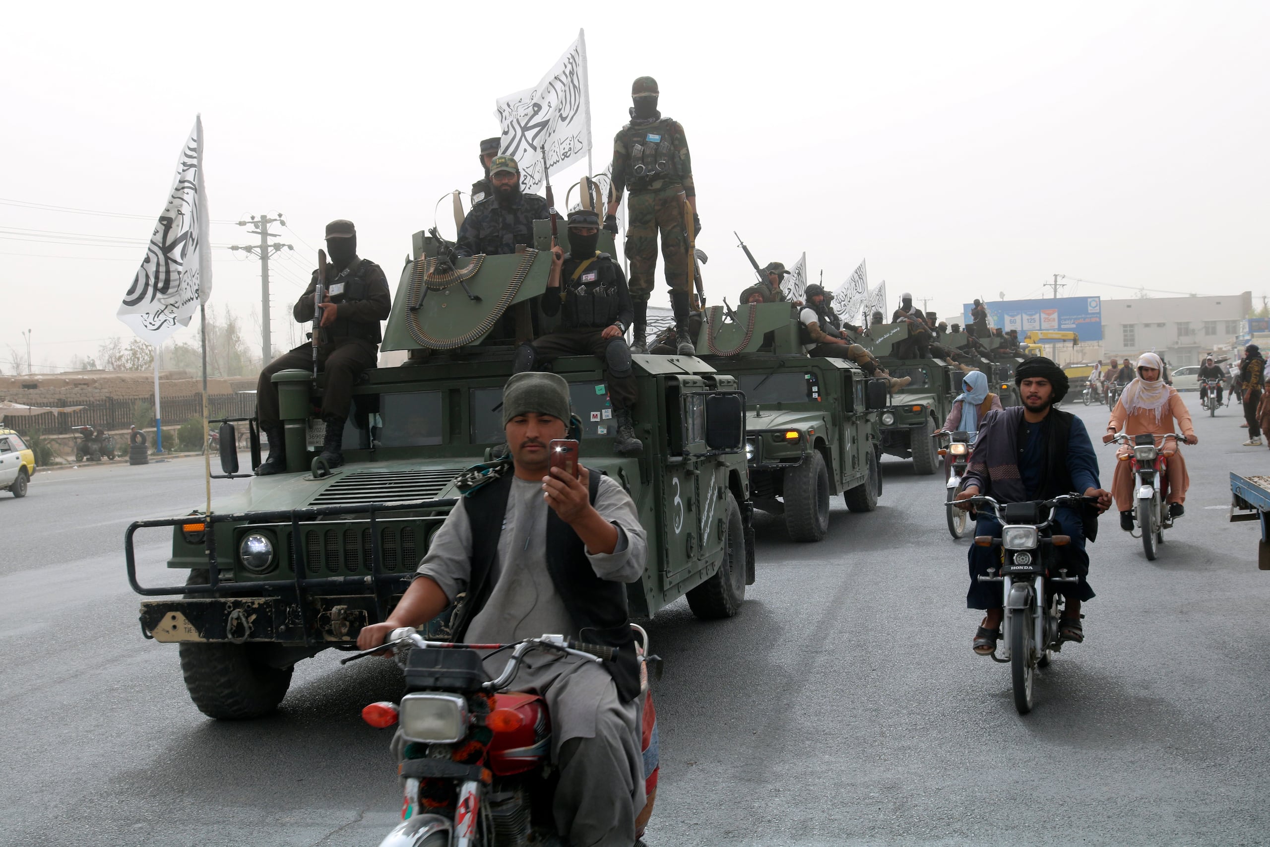 Milicianos del Talibán patrullan durante un festejo del 2do aniversario del retiro de las fuerzas encabezadas por EEUU de Afganistán, en Kandahar, al sur de Kabul, Afganistán, martes 15 de julio de 2023. (AP Foto/Abdul Khaliq)