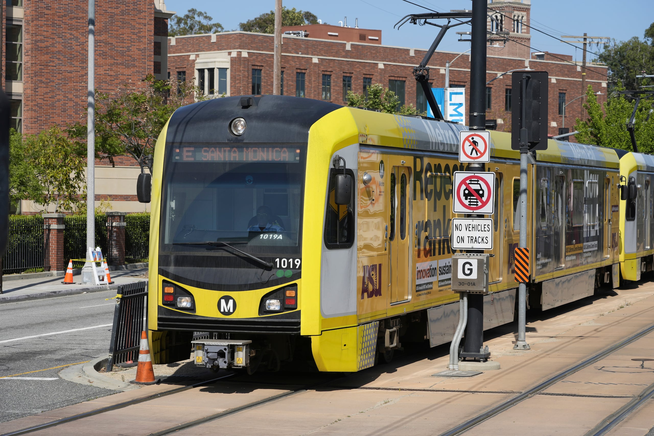 La línea de metro ligero va desde el este de Los Ángeles hasta el centro de Santa Mónica, principalmente por las calles, y no todos los cruces tienen puertas.