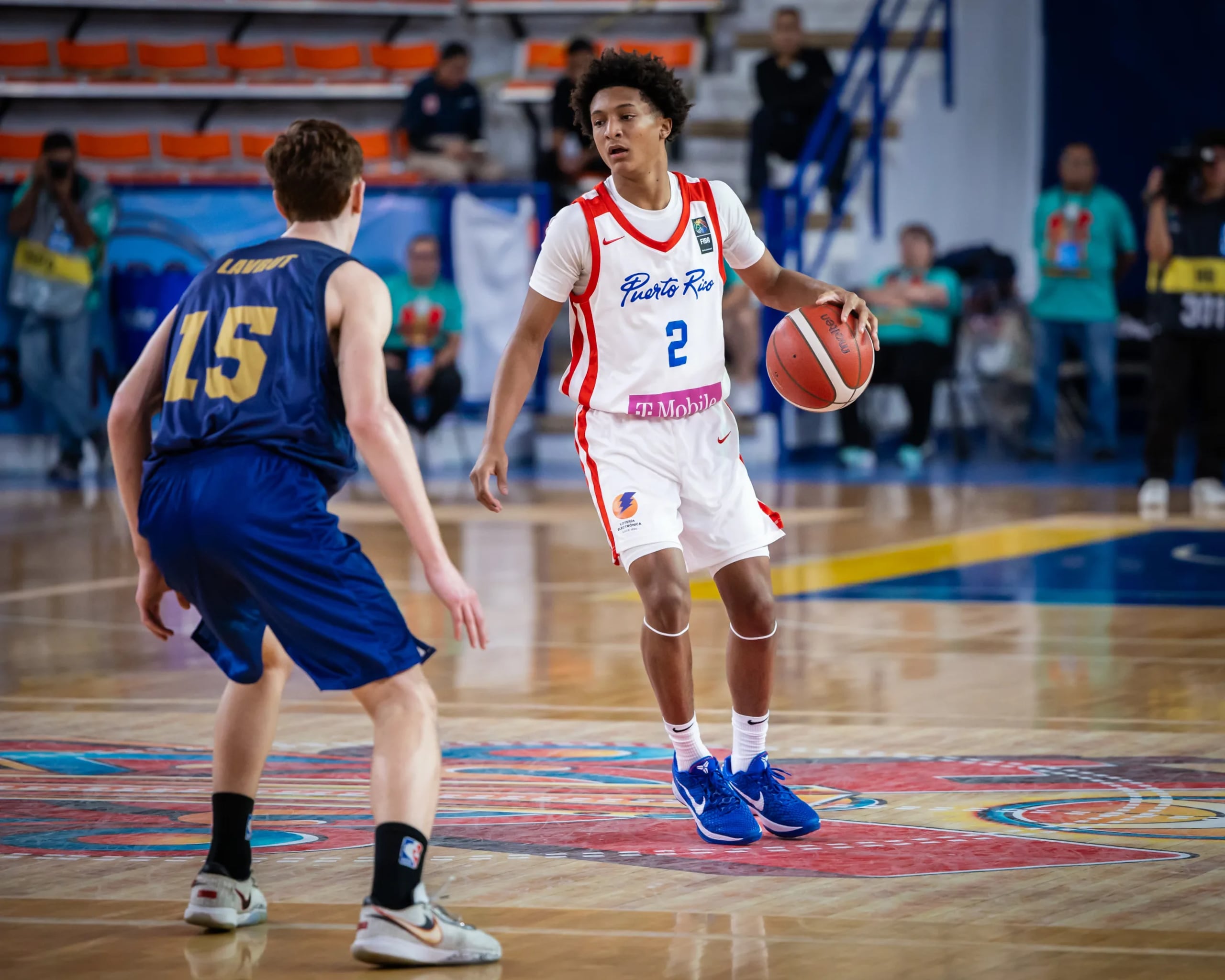 Dwight Gaines maneja el balón ante Argentina en la AmeriCup Sub-16.