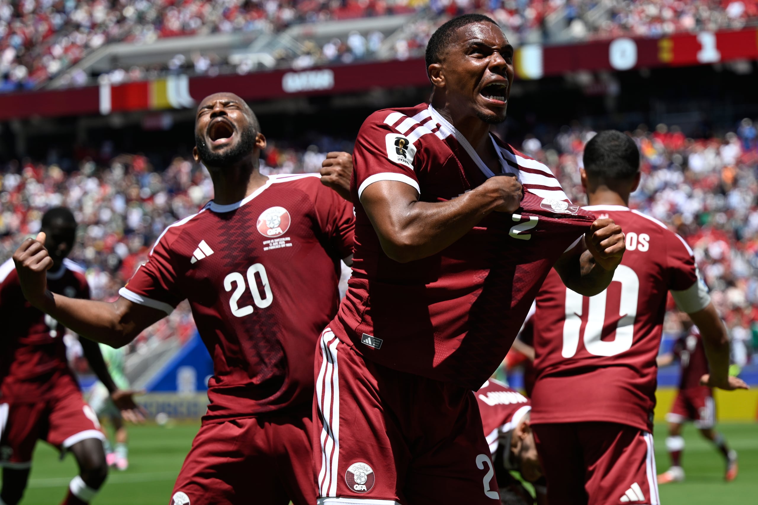 Los jugadores de Catar celebran su gol en el descuento frente a Suiza en la Copa Mundial.