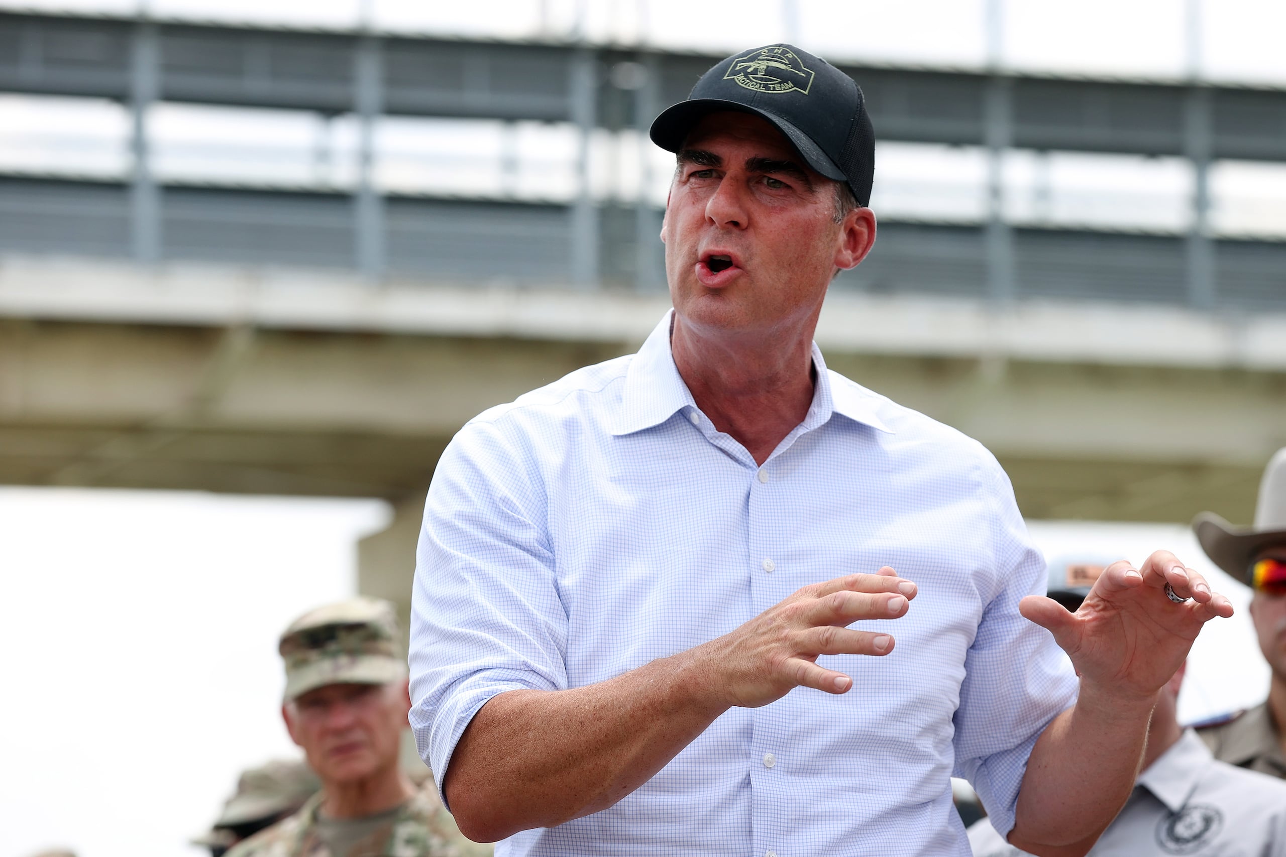 Stitt dijo estar preocupado por el precedente que sientan estos actos, que pueden ser replicados por mandatarios de la oposición en un futuro.