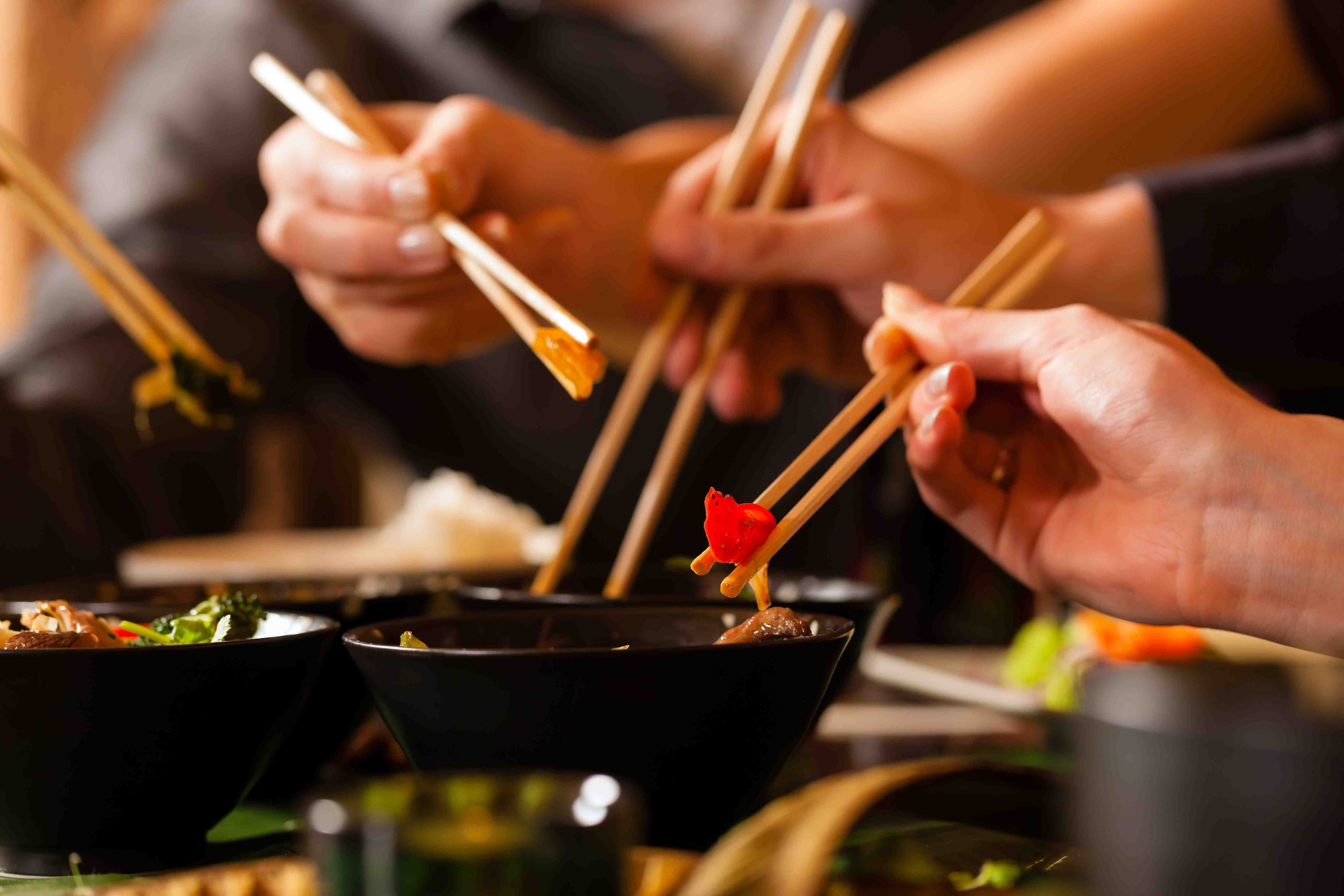 A la hora de comer con palillos chinos, es importante seguir las normas de etiqueta, pues un descuido podría ser considerado de mala educación. (Foto: Shutterstock.com)