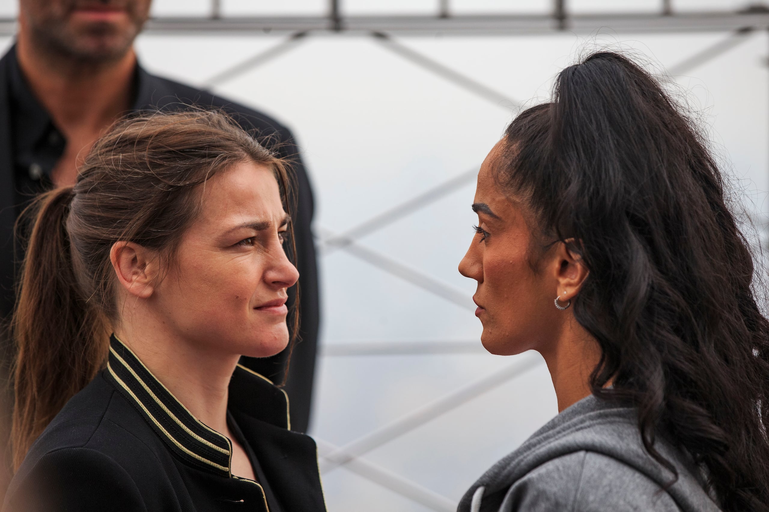 El primer encuentro entre Katie Taylor (izquierda) y Amanda Serrano ocurrió en Nueva York.