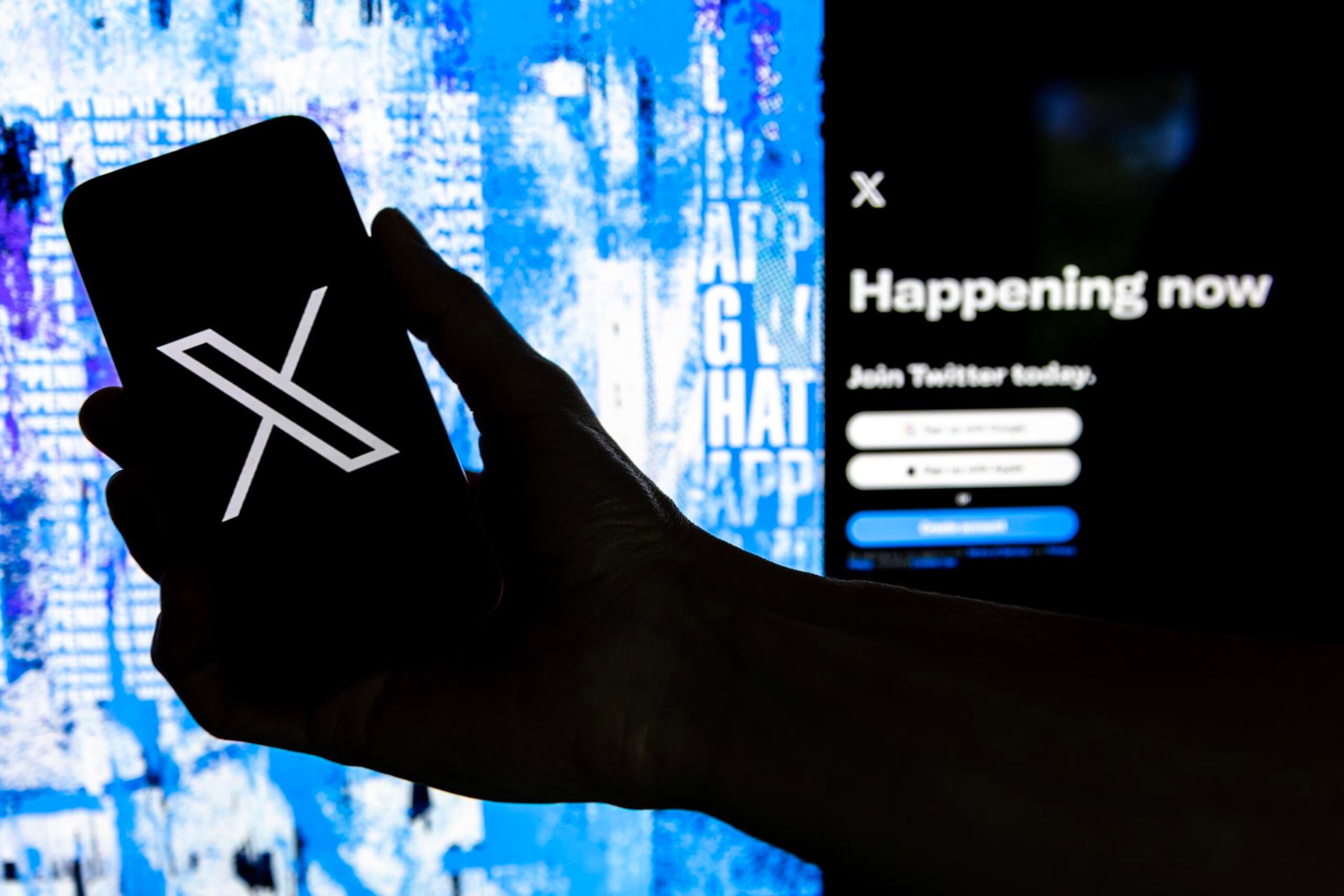 Los cinco magistrados que componen la sala se pronunciaron de forma virtual a favor de la suspensión de X, que entró en vigor gradualmente desde la madrugada del pasado sábado y se mantendrá hasta que la red social cumpla “todas” las decisiones de la corte, que “valen para todas las empresas que operan en Brasil”, según la sentencia.