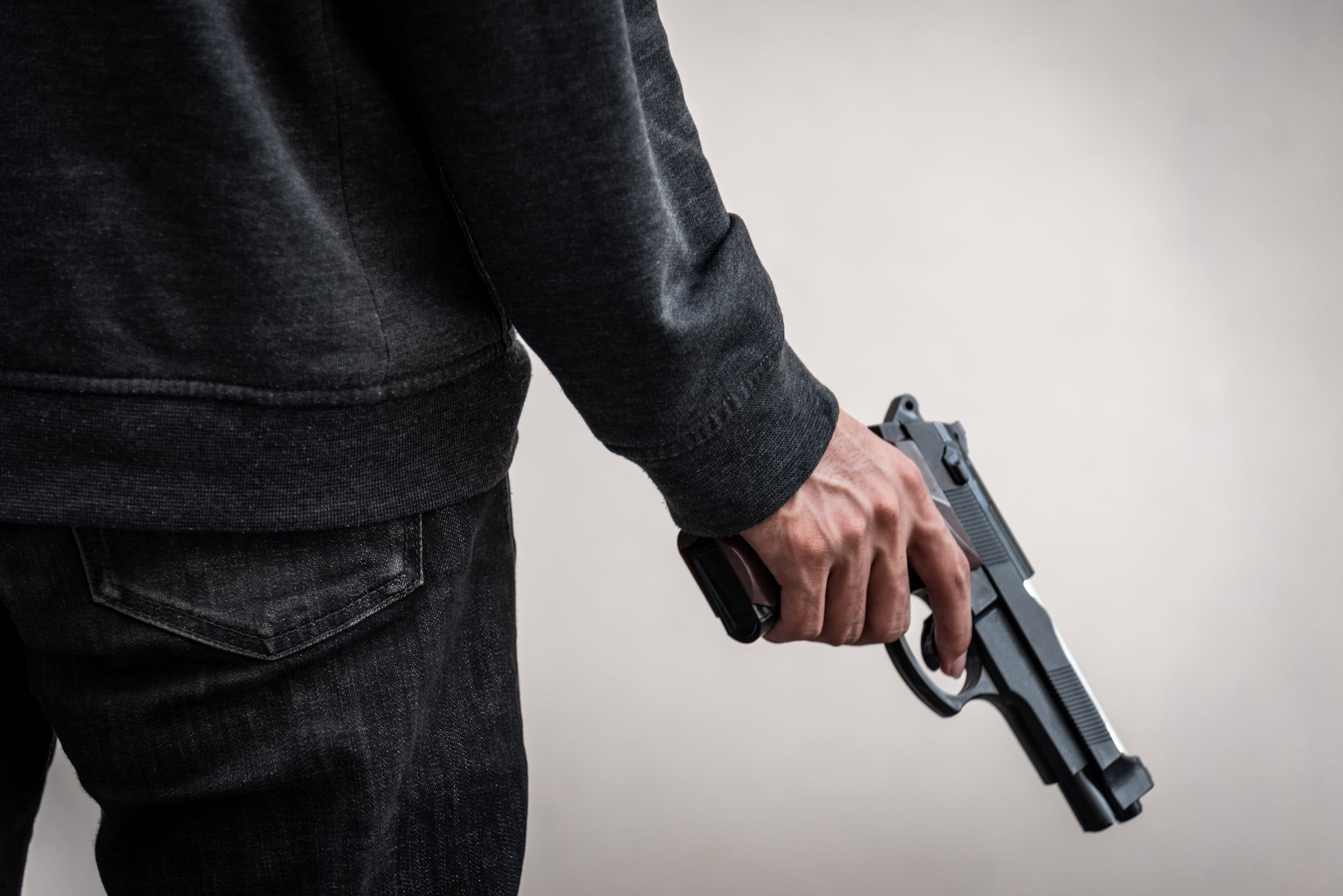 Hombre con una pistola.