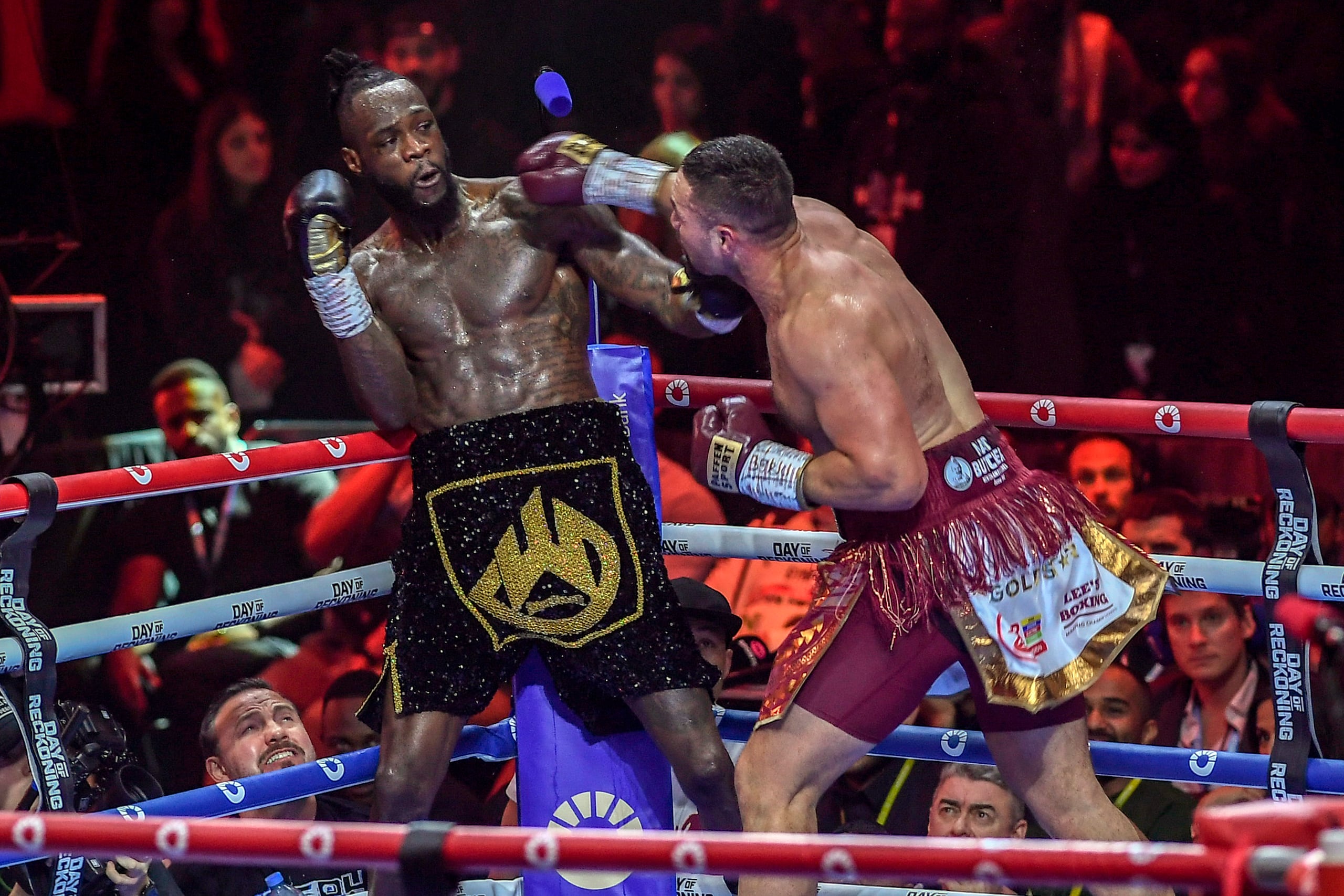 Joseph Parker lanza un puño al rostro de Deontay Wilder.