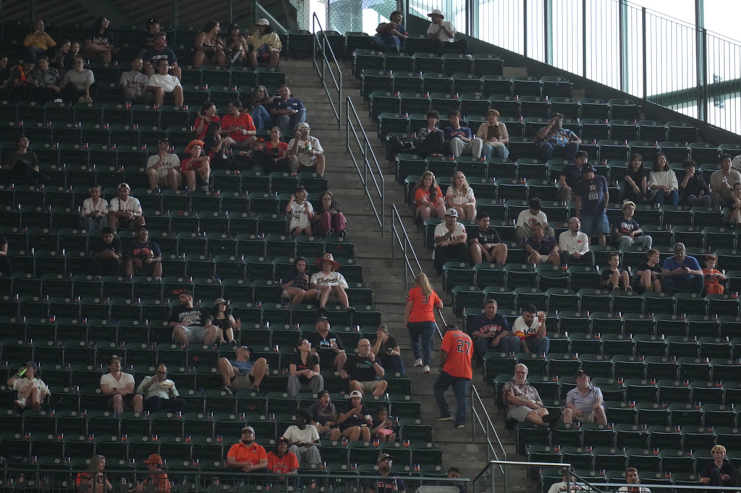 Las gradas del estadio de los Astros de Houston para su juego contra los Medias Blancas de Chicago en la serie de comodines de la Liga Americana, el martes, 29 de septiembre, en Houston.