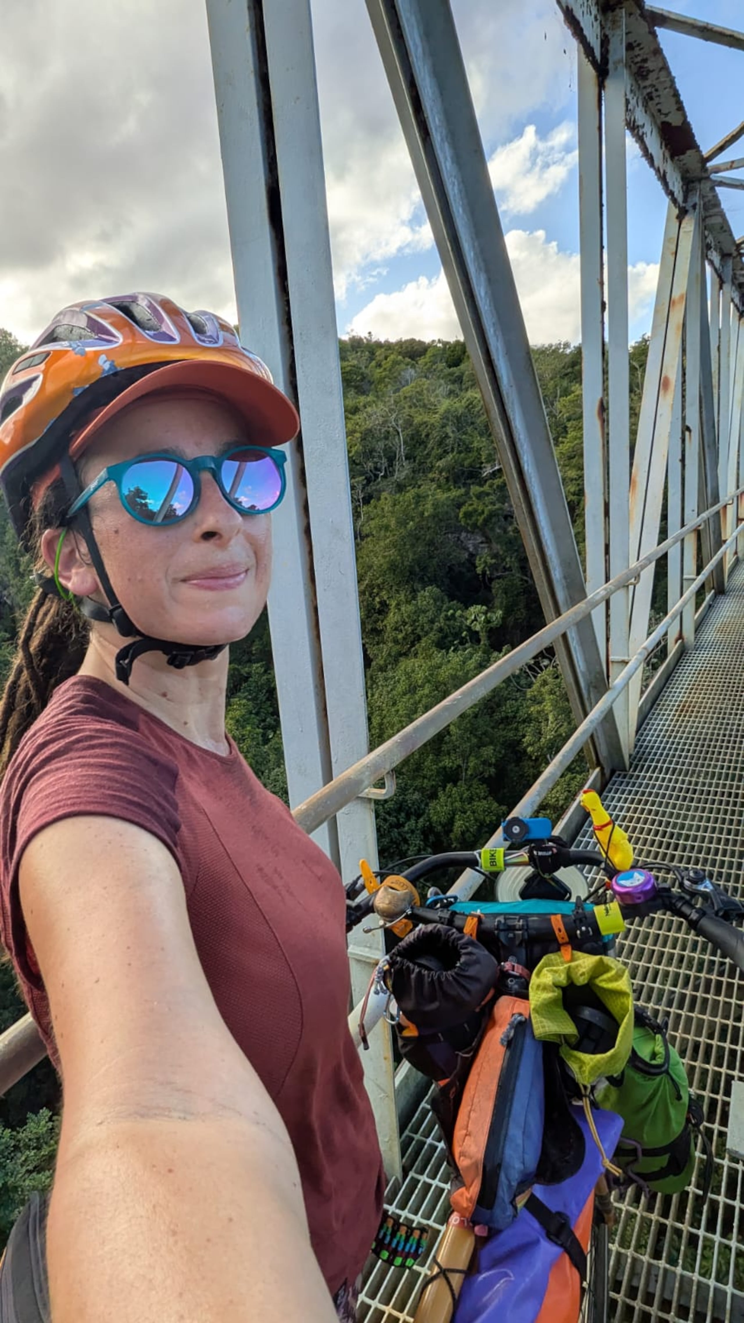 Aviva posa triunfal junto a su bicicleta 'Karma', tras haber conquistado el escabroso puente quebradillano.