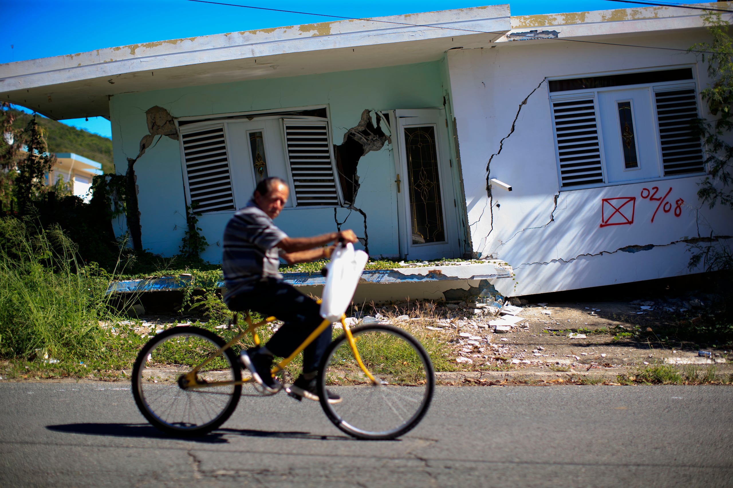 Una de las residencias afectadas en la calle 2 de la comunidad La Esperanza, área con los mayores daños en Guánica tras el terremoto.