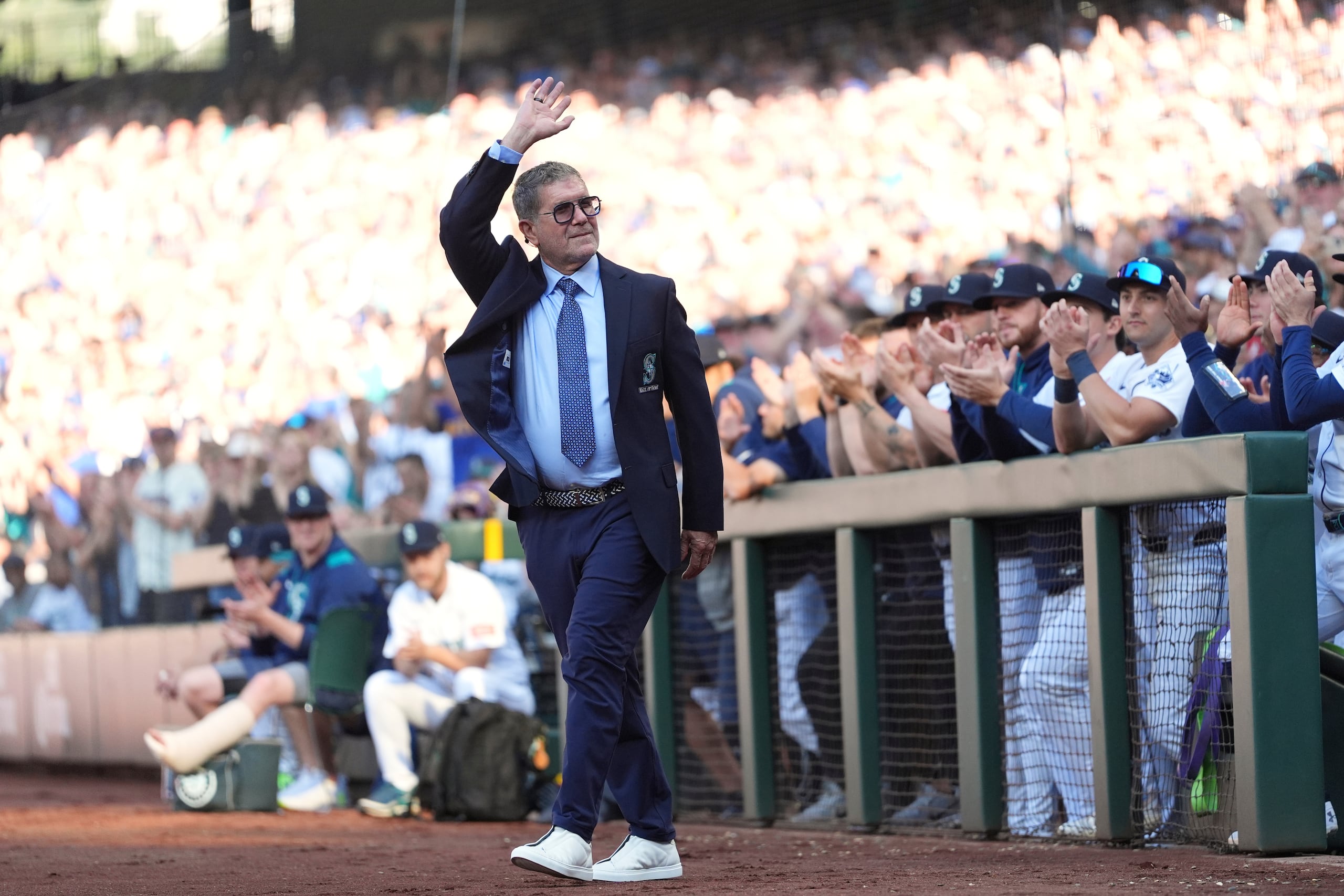 El boricua Edgar Martínez saluda al público al entrar al terreno para la ceremonia en honor a Ichiro Suzuki.