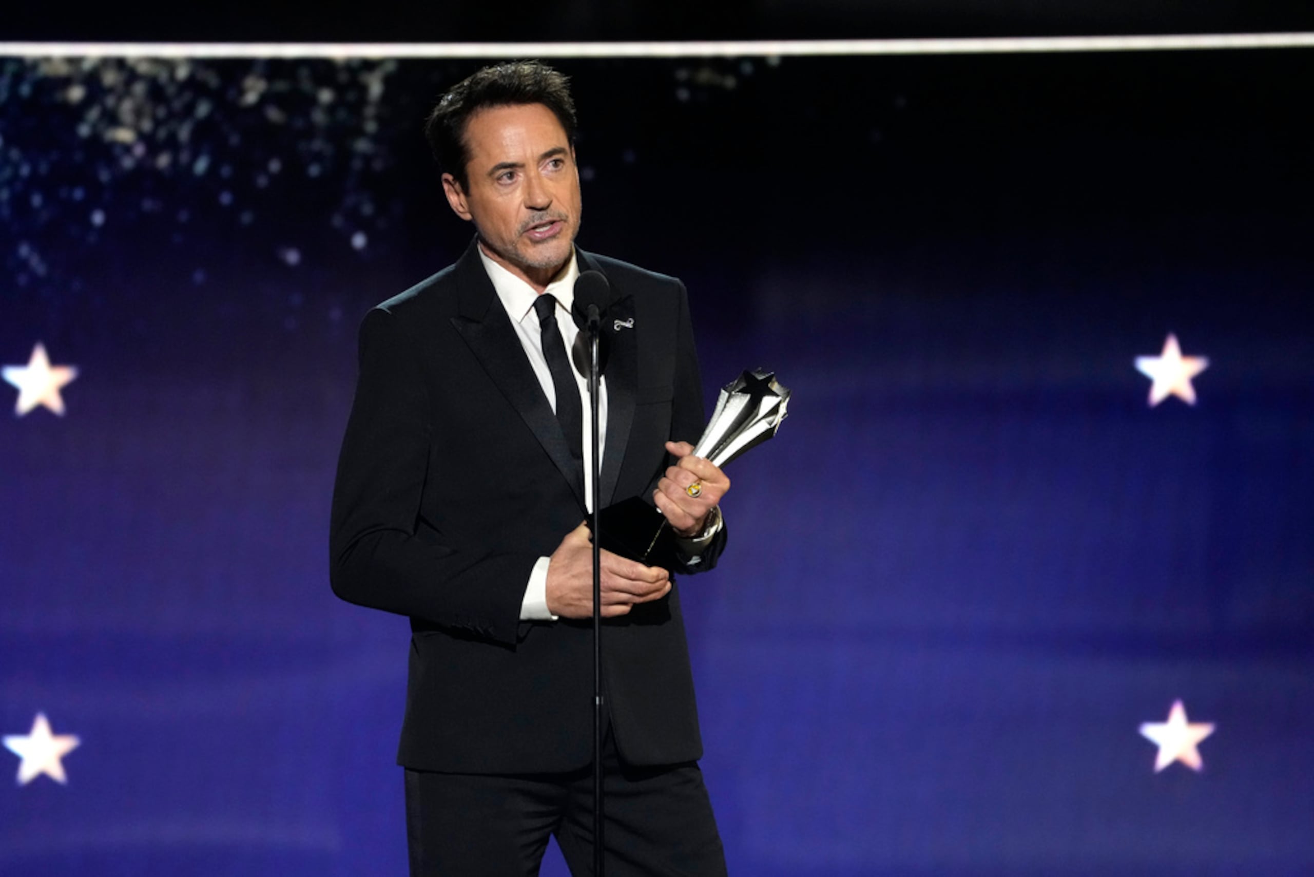 Robert Downey Jr. acepta el premio al mejor actor de reparto por "Oppenheimer" en los Critics Choice Awards que se celebraron en el Barker Hangar de Santa Mónica, California, el 14 de enero de 2024.