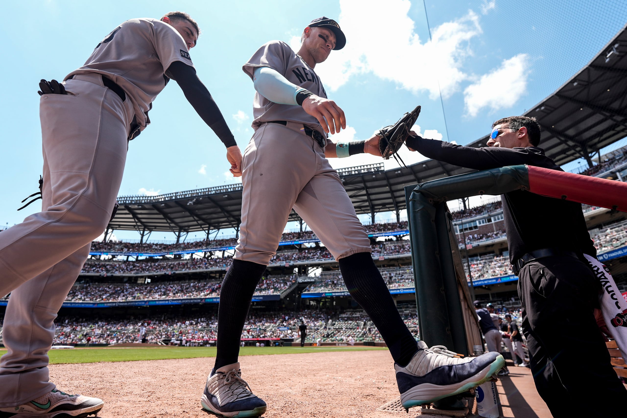 Aaron Judge camina hacia el banco en el quinto inning del partido del domingo.