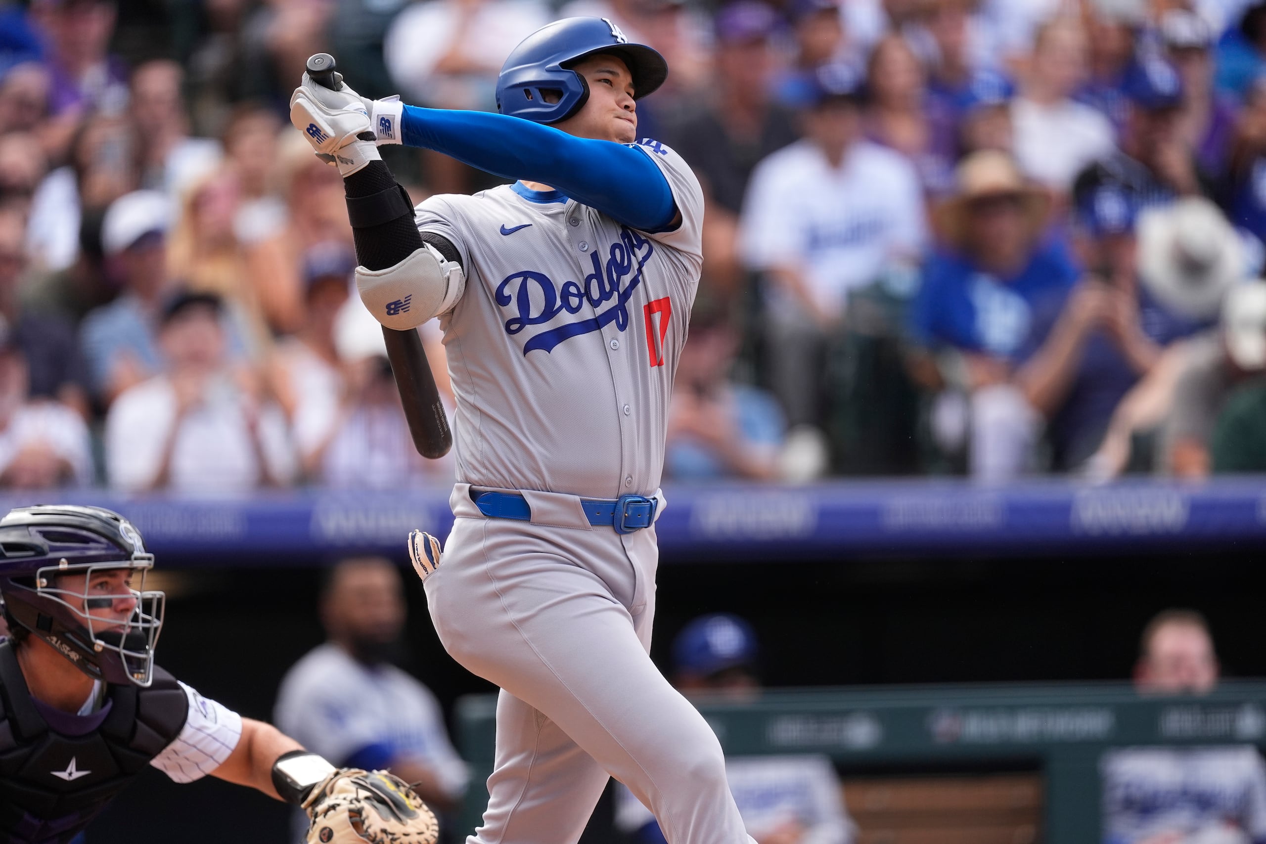 Shohei Ohtani de los Dodgers de Los Ángeles le da seguimiento a su sencillo frente al pitcher de los Rockies de Colorado Seth Halvorsen en la octava del juego del domingo 29 de septiembre del 2024. (AP Foto/David Zalubowski)